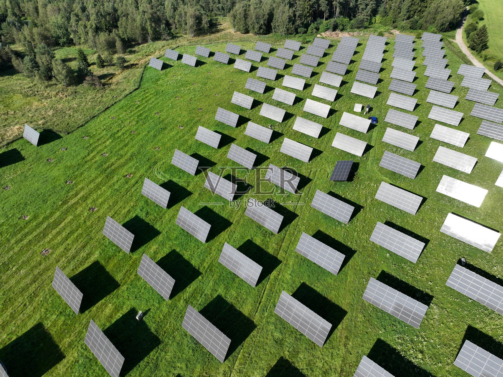 太阳能电池板电站田野农场鸟瞰图照片摄影图片