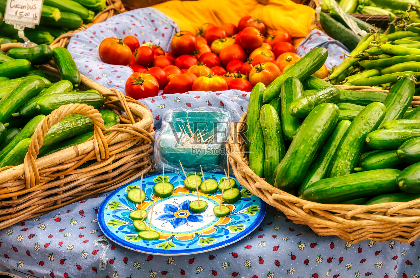 农贸市场的新鲜黄瓜样品照片摄影图片