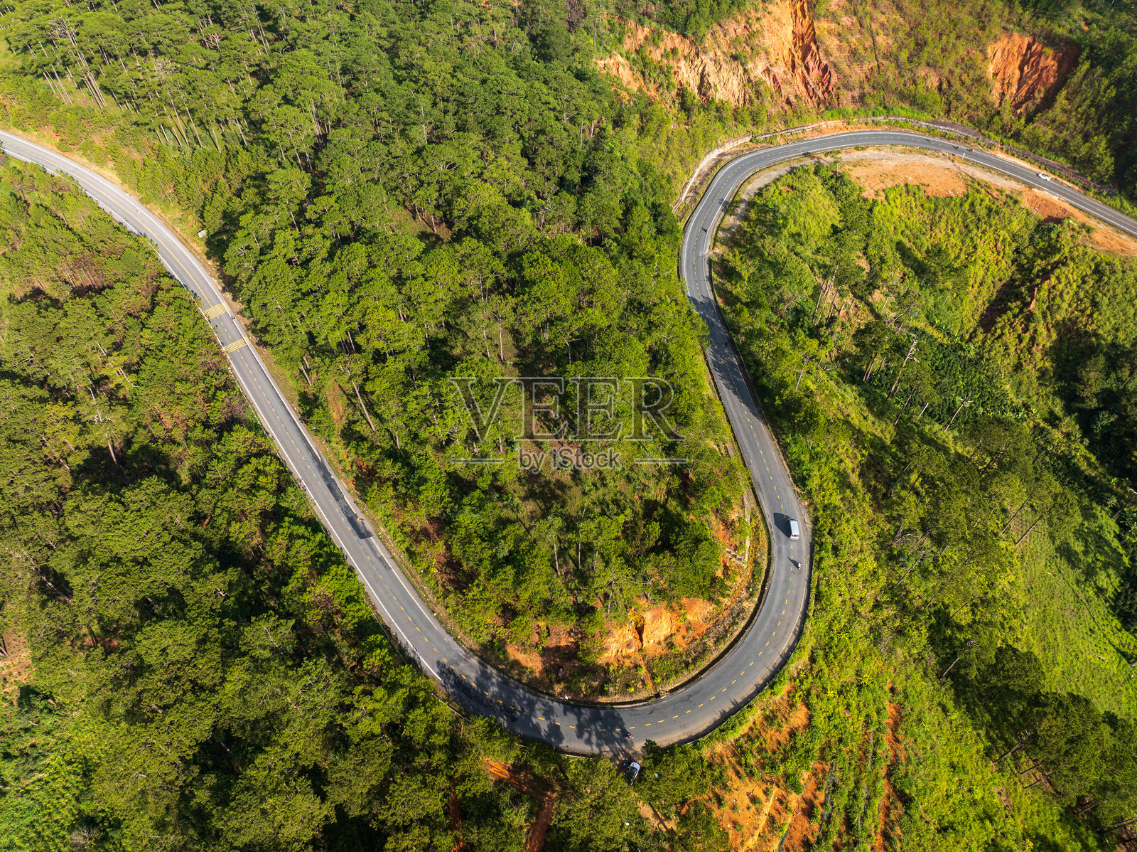 龙克兰山口的弯道照片摄影图片