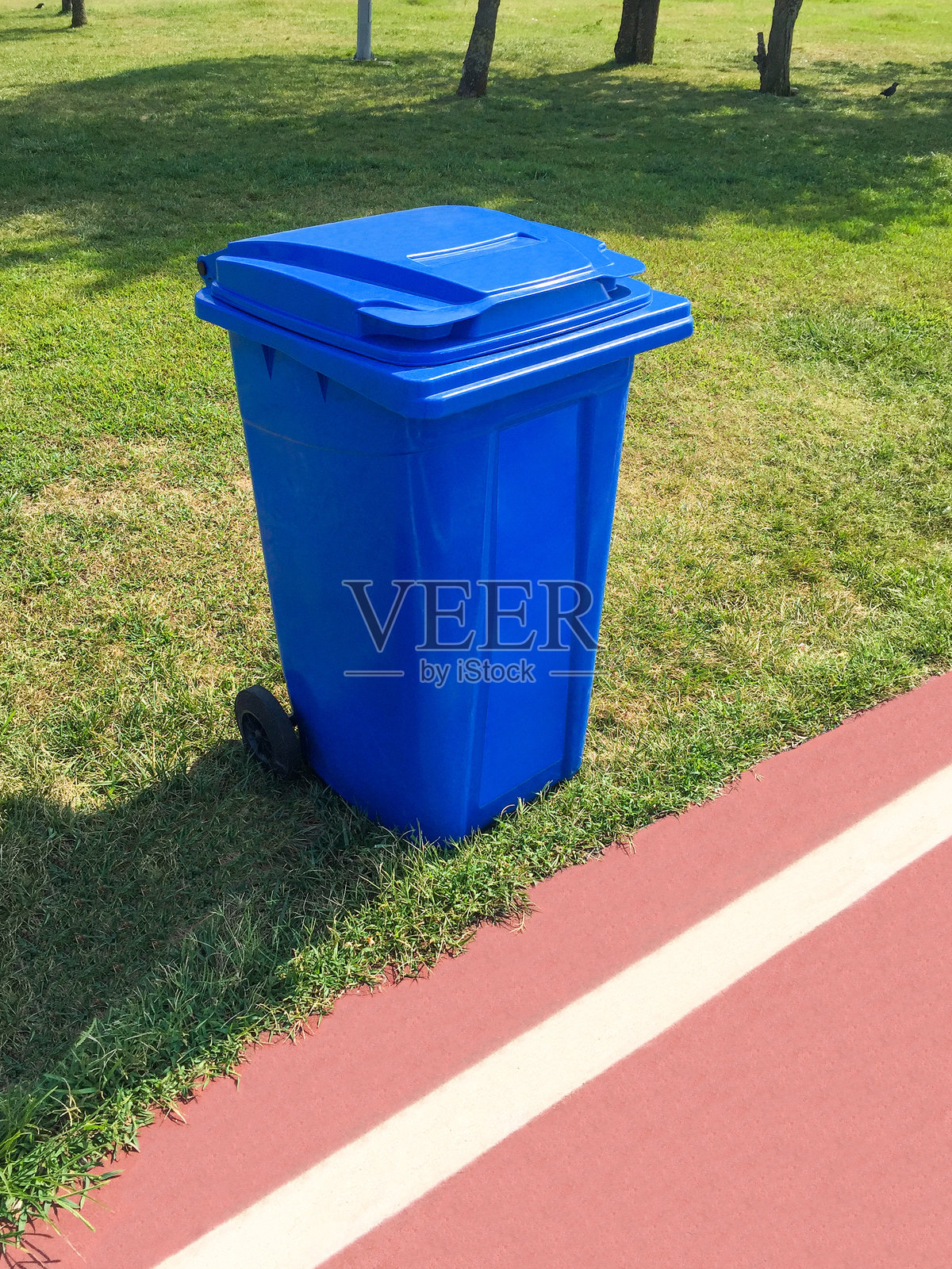 公园里的垃圾桶照片摄影图片