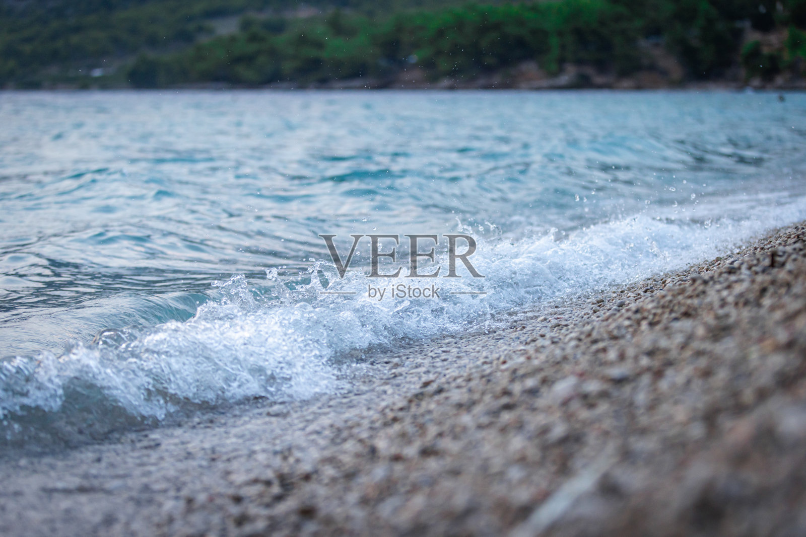 夏季海滩上的海浪照片摄影图片