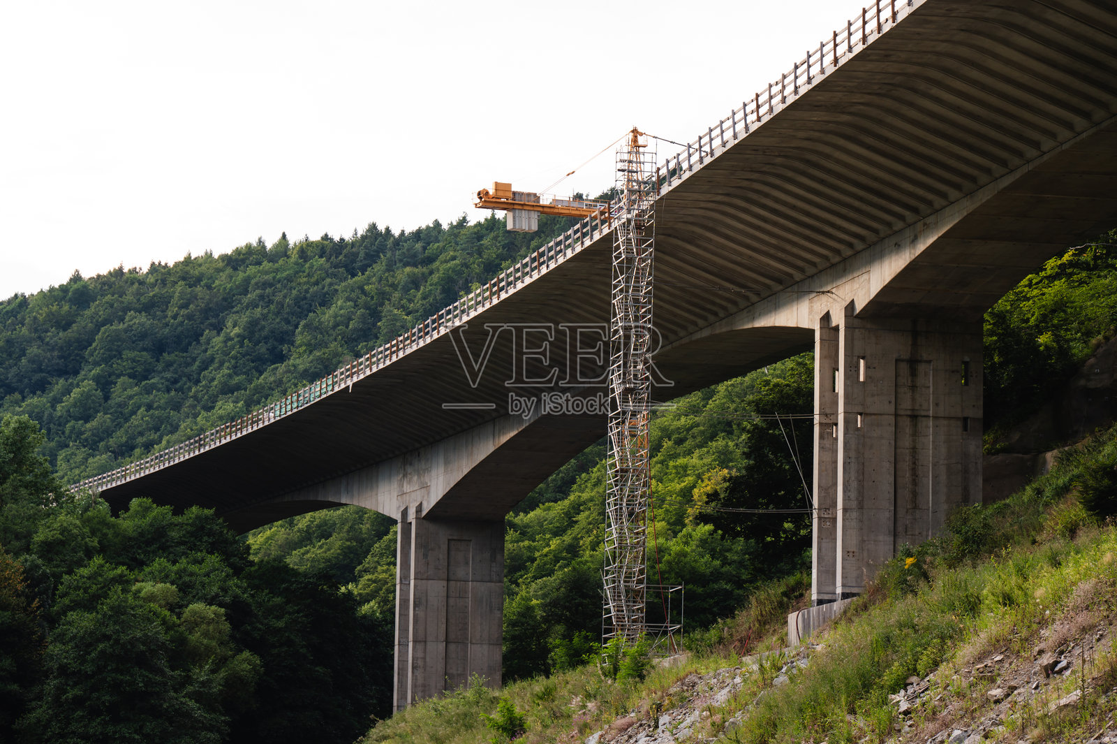 公路桥附近施工起重机照片摄影图片