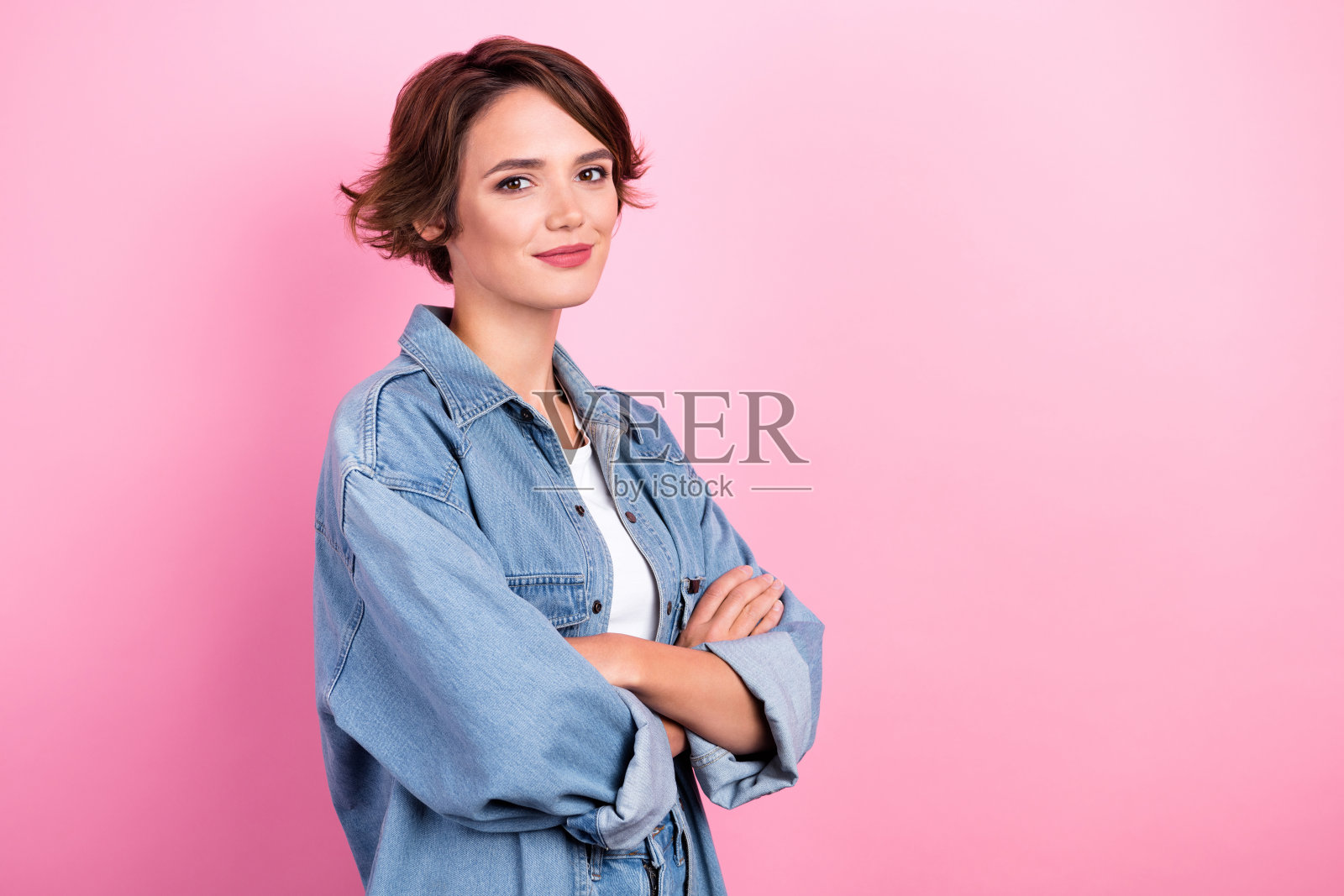 照片自信的鲍勃棕色头发的女士双手交叉穿着时髦的年轻女孩它的专业软件工程师孤立在粉红色的背景照片摄影图片