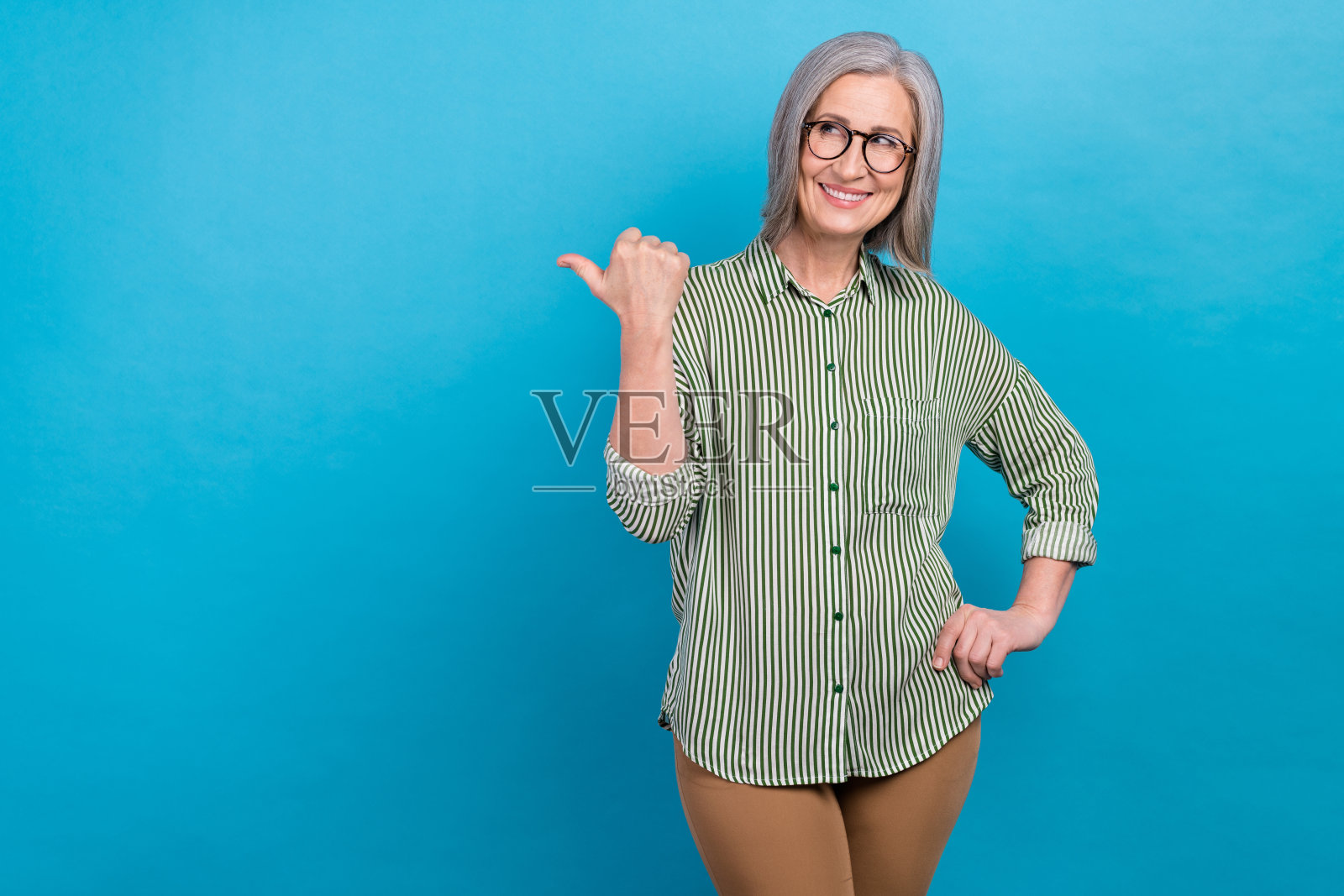 欢快的人的照片看起来在蓝色的背景上表明手指空白的空间和孤立照片摄影图片