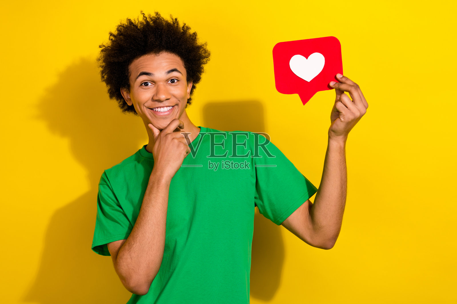 照片上思想积极的家伙穿着绿色t恤上升心通知卡空白空间孤立的黄色背景照片摄影图片