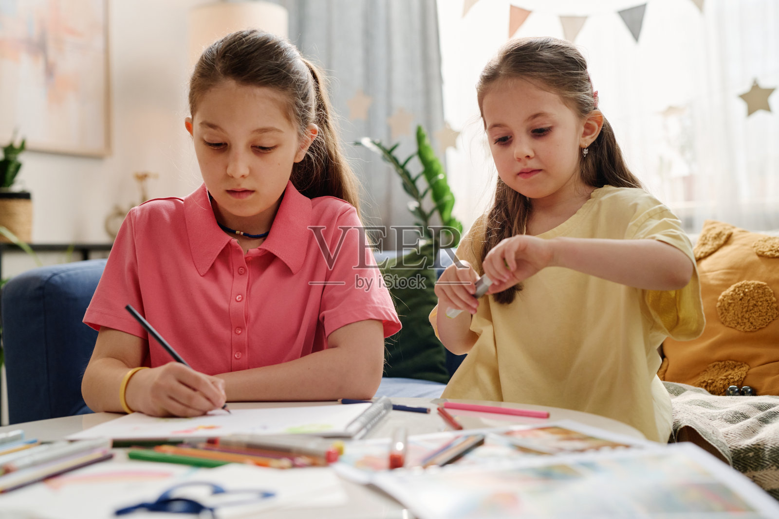 两位年轻女孩进行创意绘画活动照片摄影图片