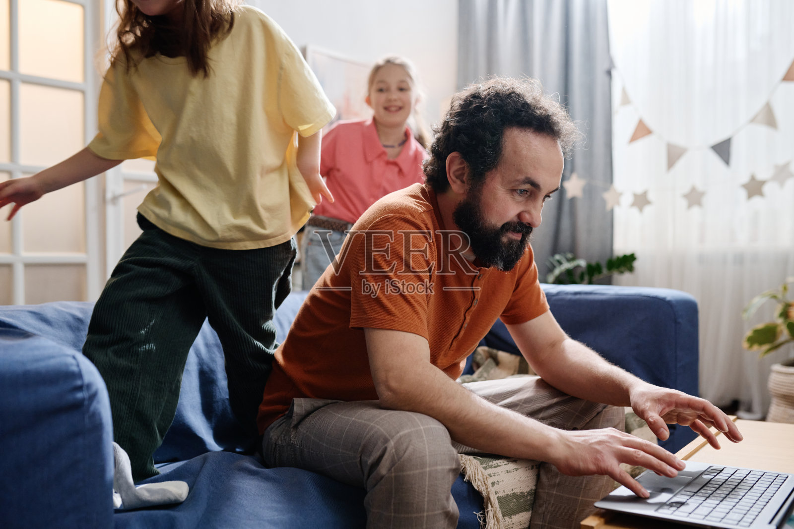 和沙发上的孩子一起参与网络活动照片摄影图片