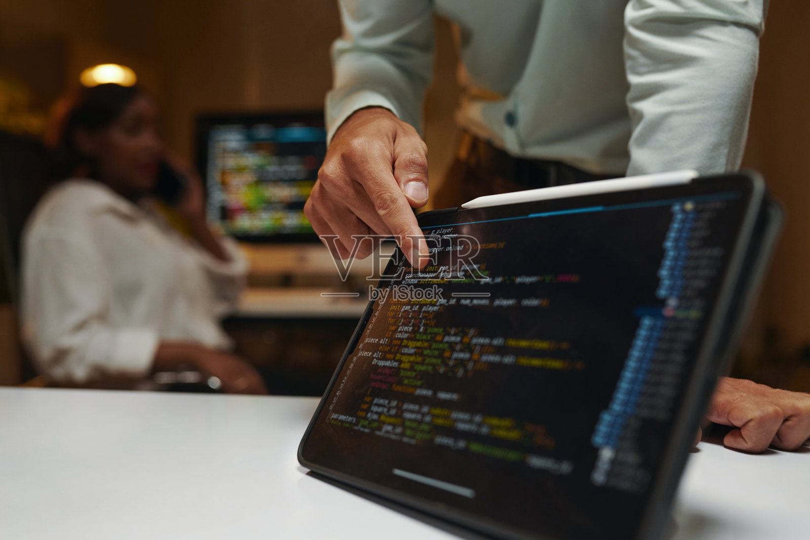 开发人员指向编程代码照片摄影图片