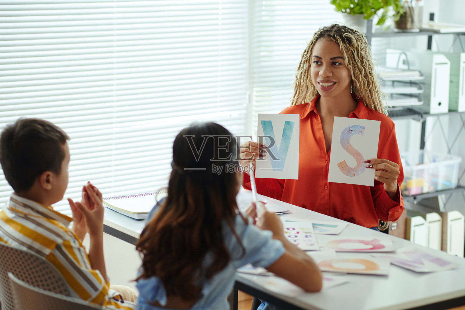 教孩子字母S和V的教育家照片摄影图片