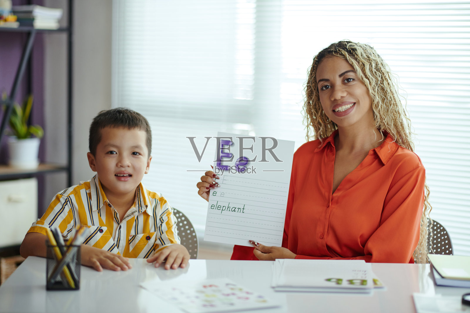 在课堂活动中教授字母照片摄影图片