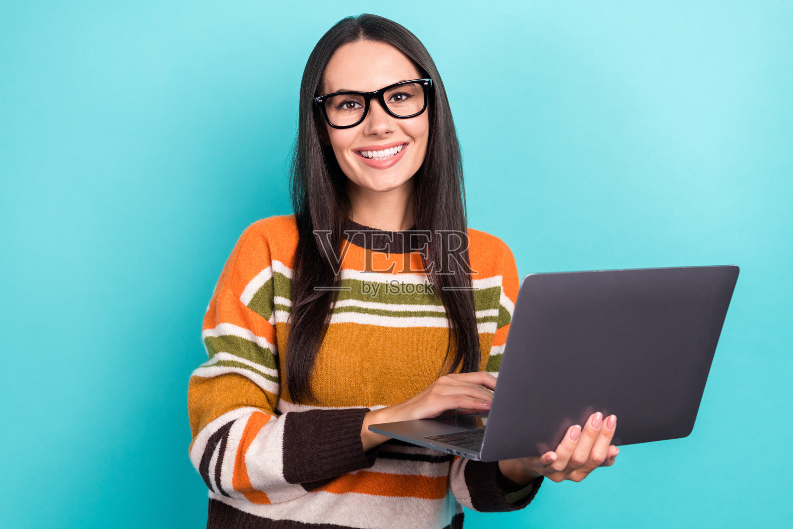 照片的专业it专家女程序开发人员谷歌办公室工作人员拿着上网本戴眼镜孤立的海蓝宝石色背景照片摄影图片