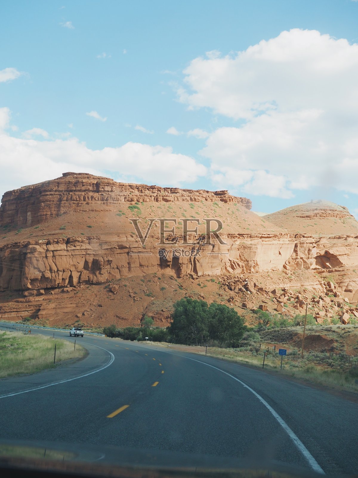 通往蓝天红岩高原的道路照片摄影图片