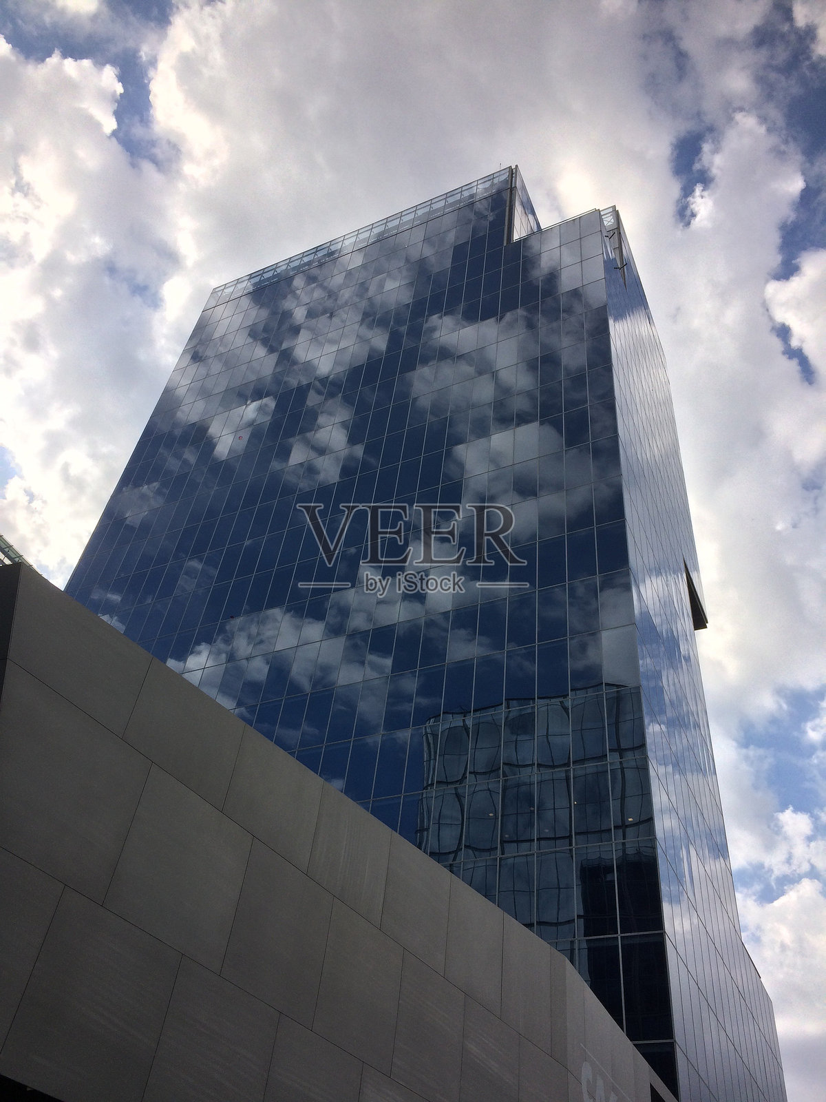 满是玻璃的建筑，云在那里反射照片摄影图片