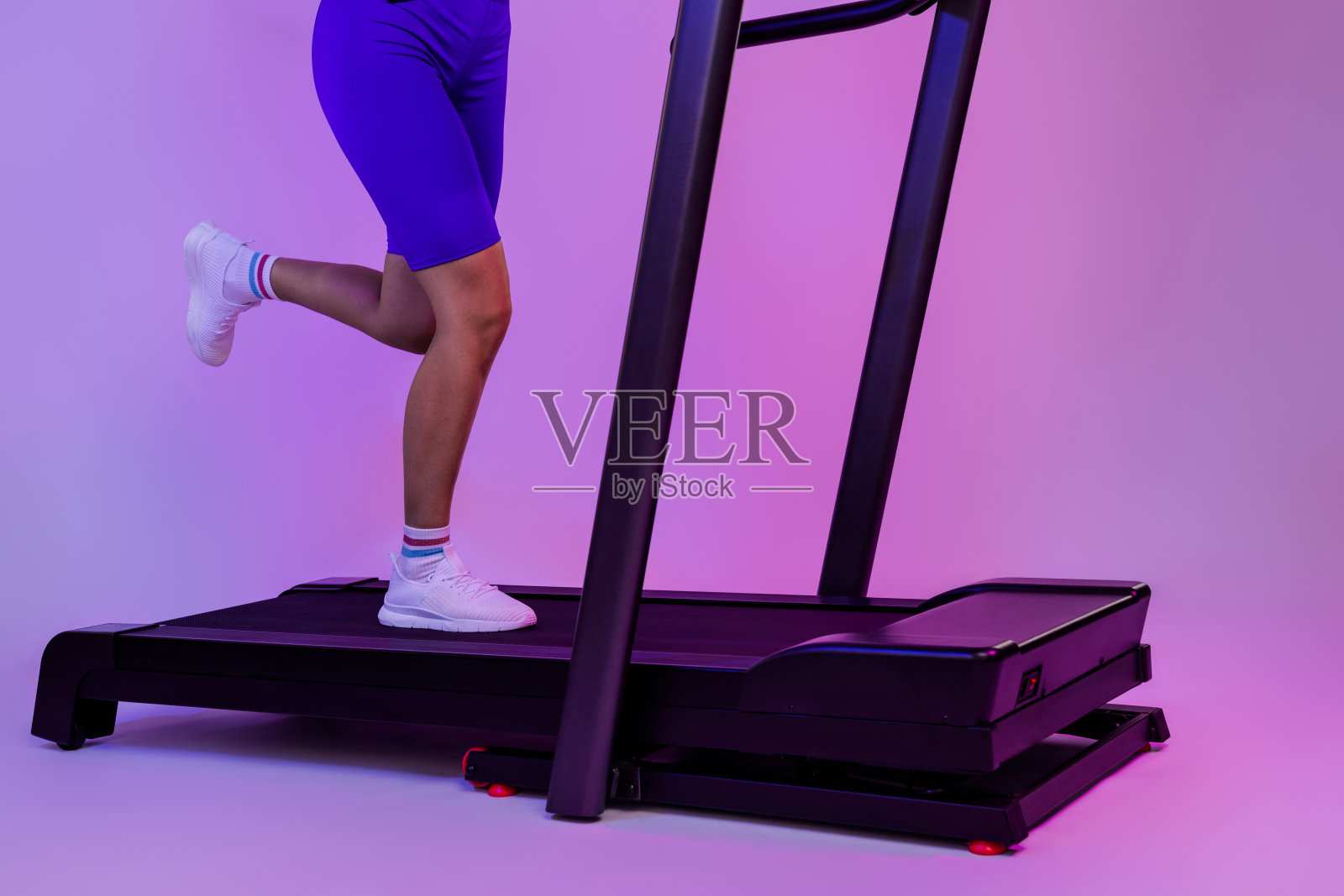 裁剪照片的决心教练女士使用新设备购买与提供运动服装孤立的霓虹色背景照片摄影图片