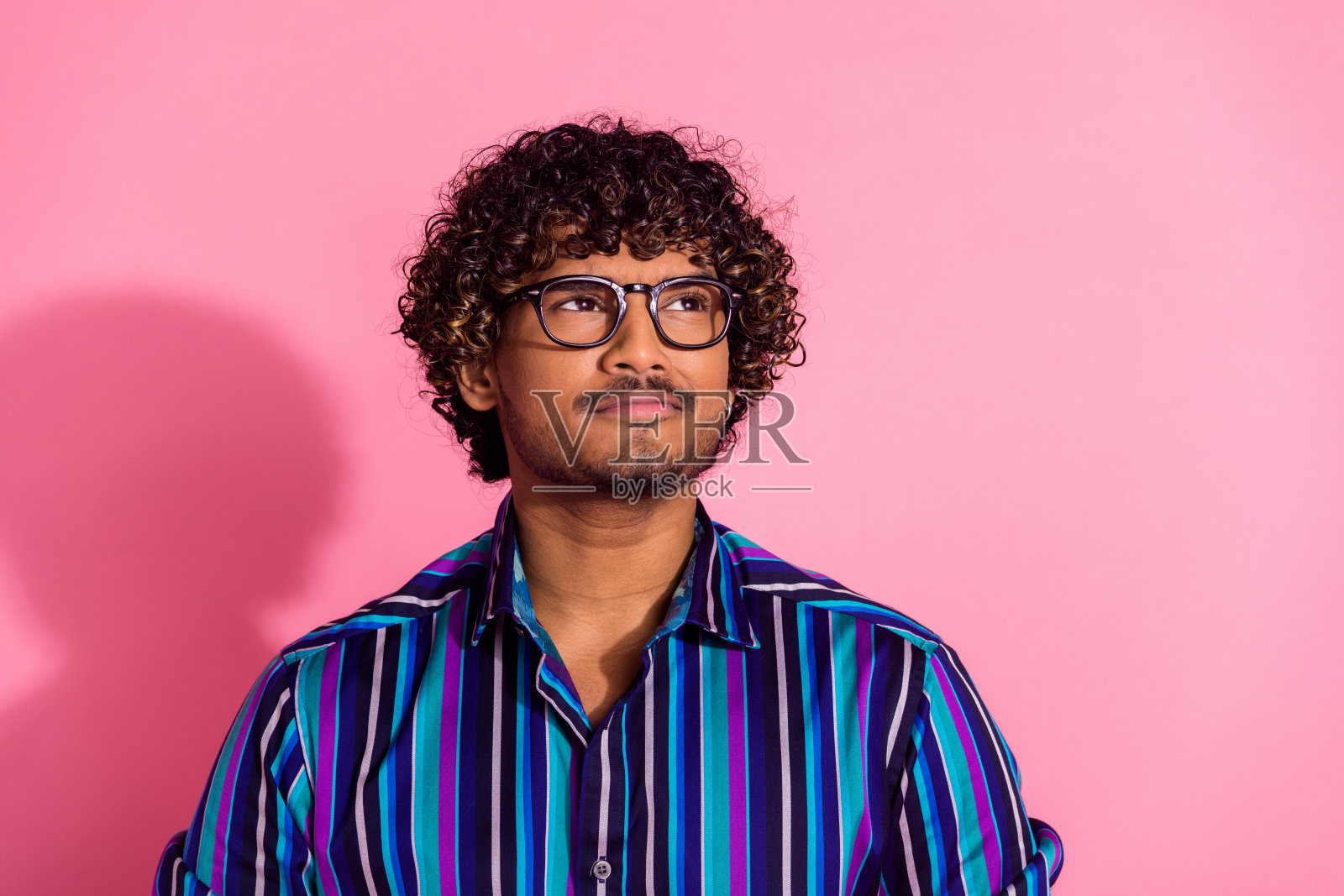 漂亮的年轻人的照片看起来空的空间穿衬衫孤立的粉红色背景照片摄影图片