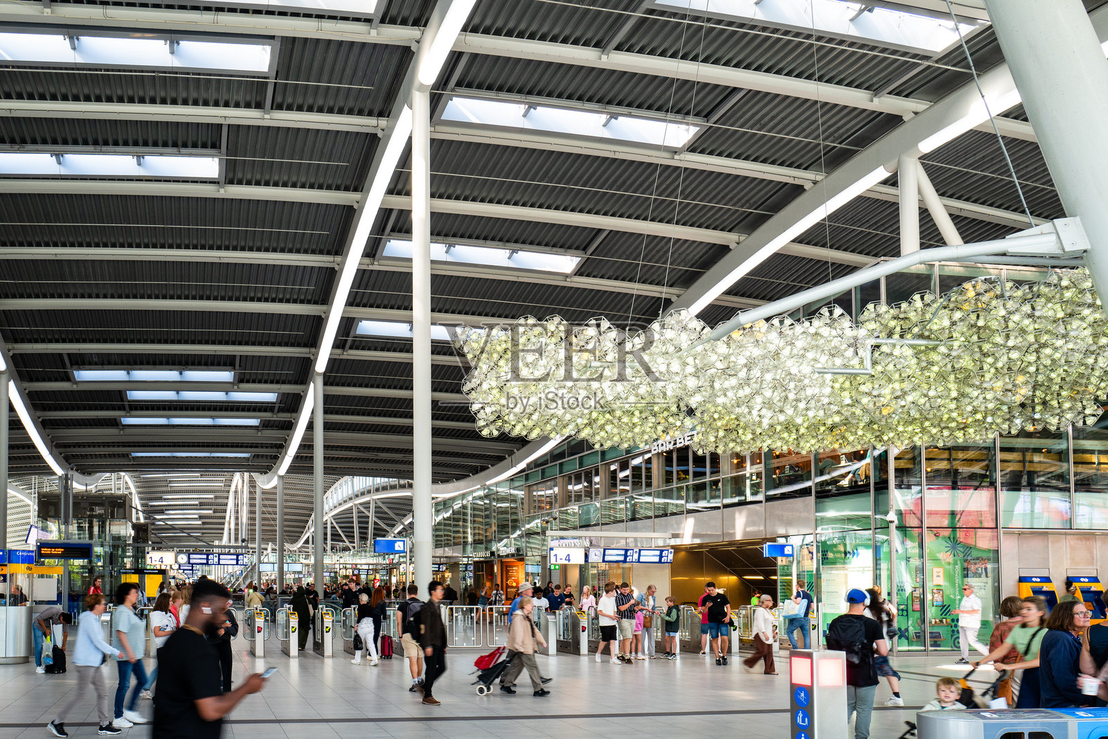 乌得勒支中央车站，步行的人照片摄影图片