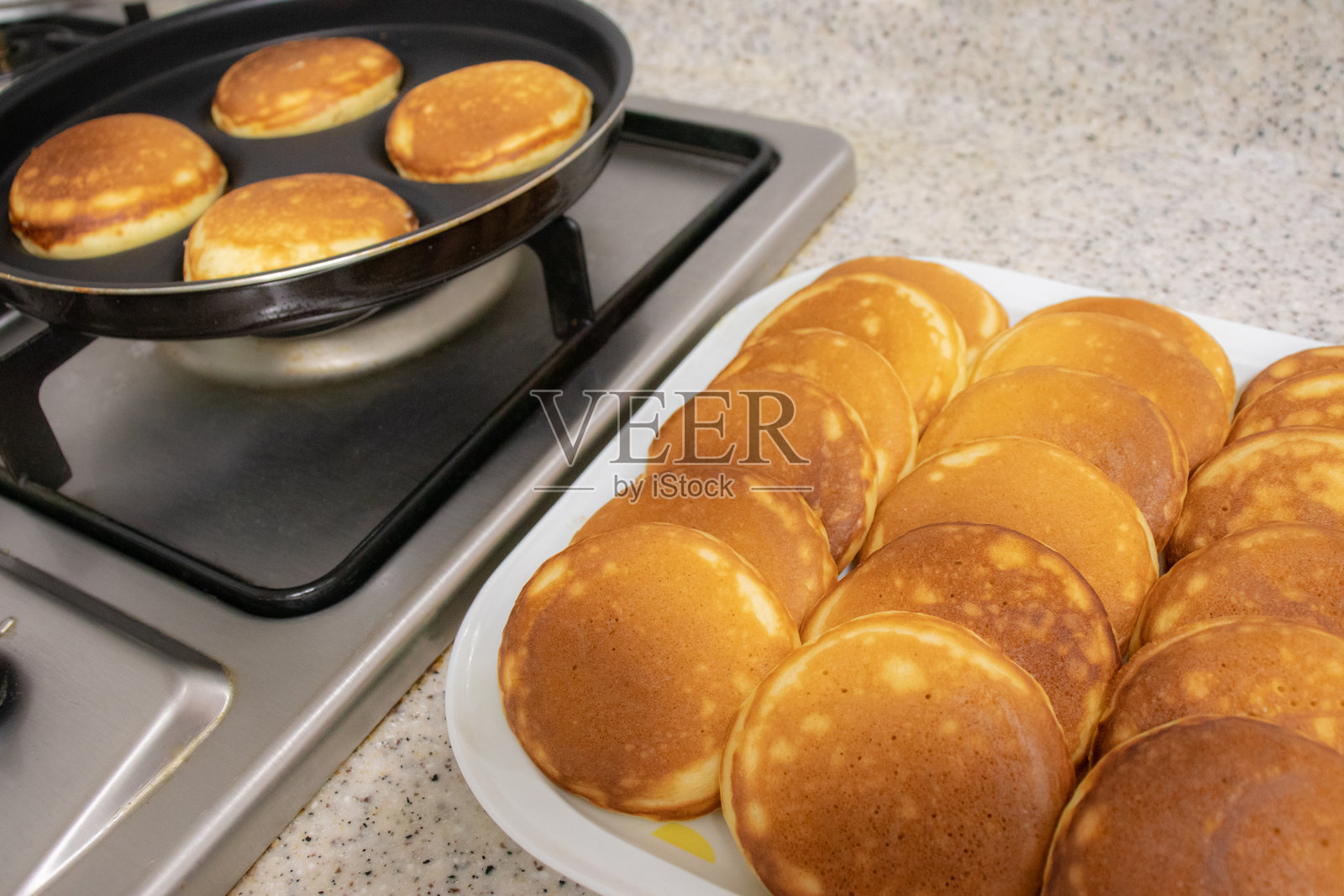 自制松软的煎饼。照片摄影图片