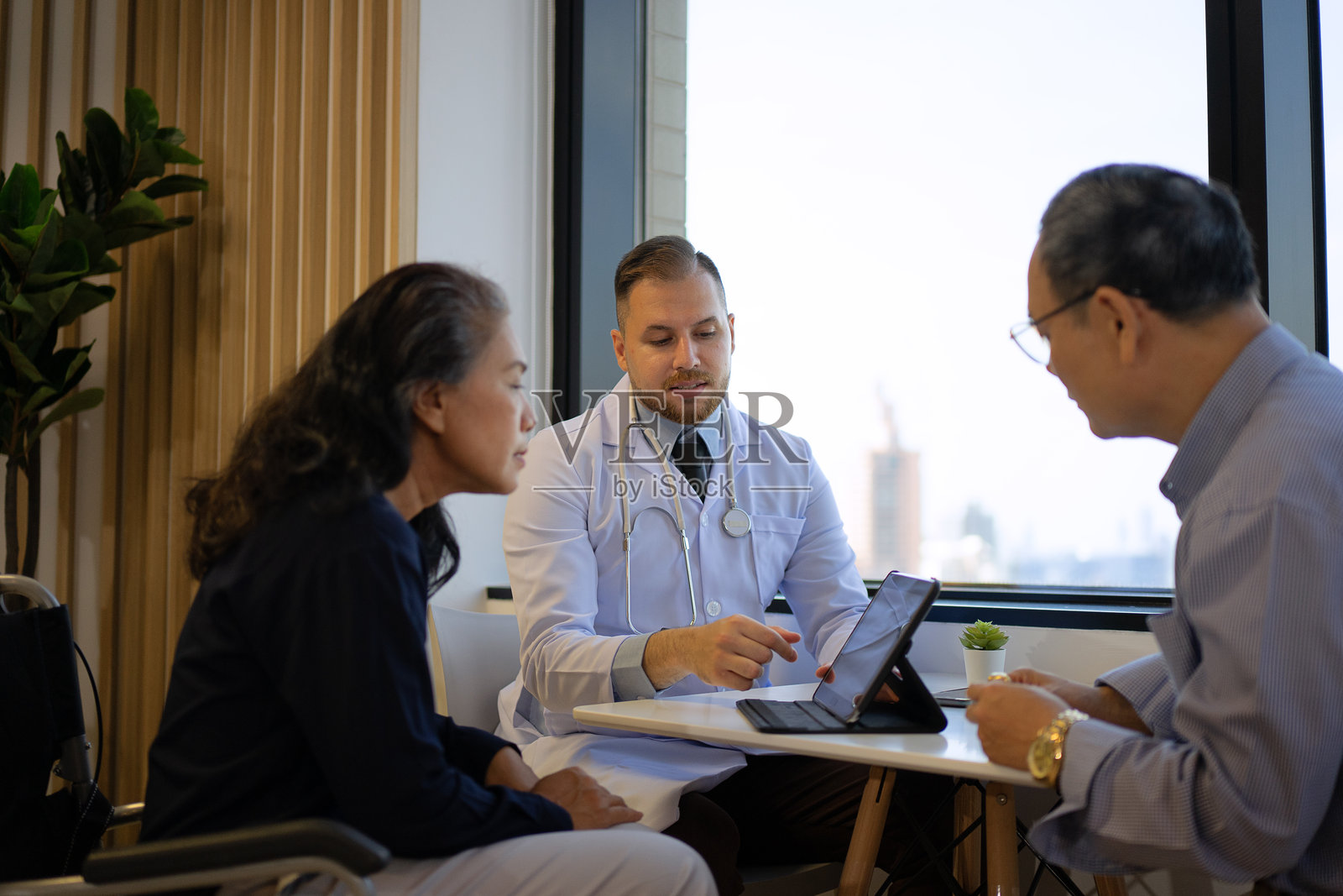 老年人正在见医生。照片摄影图片