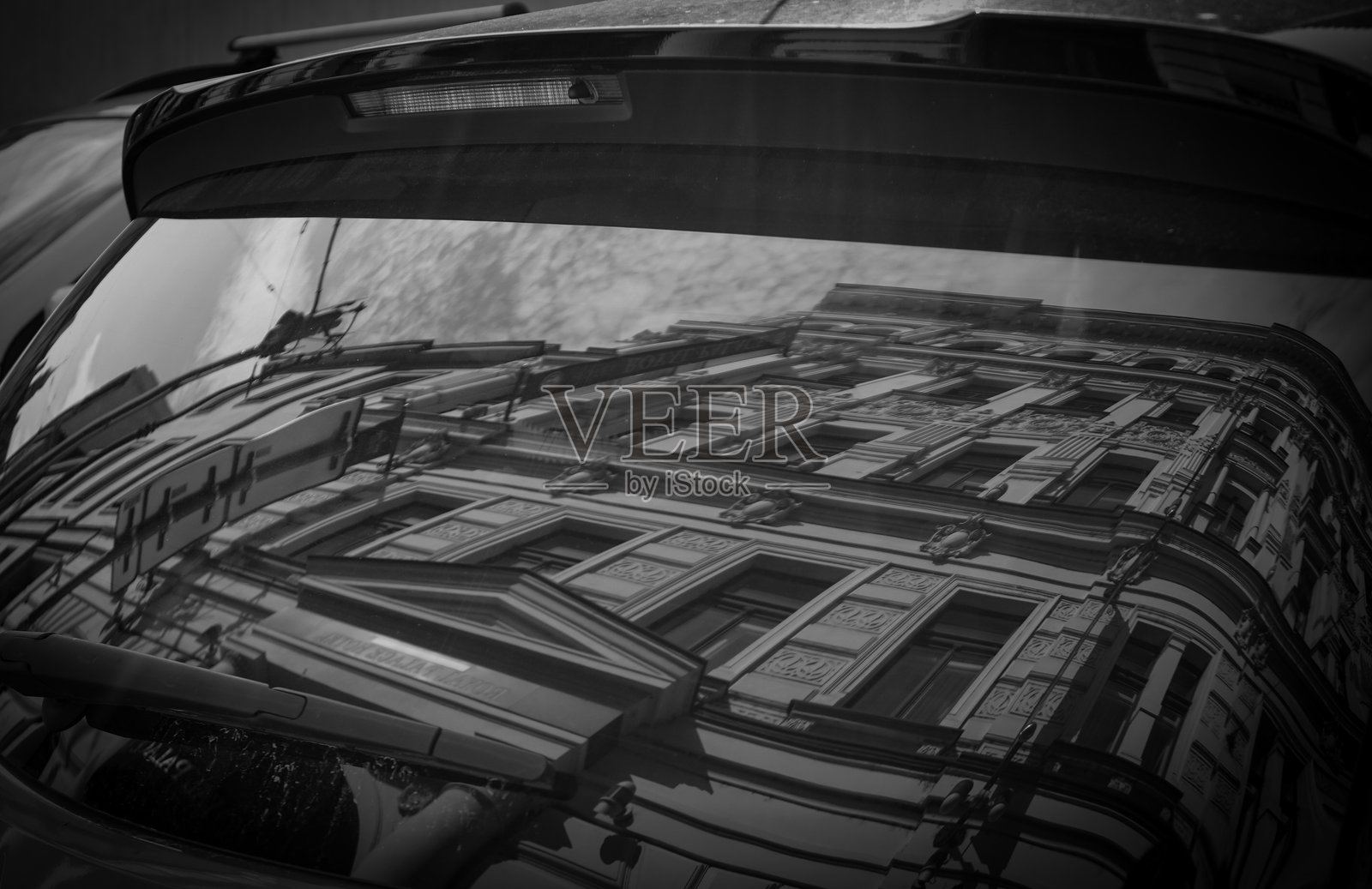 建筑物在车窗上的倒影照片摄影图片