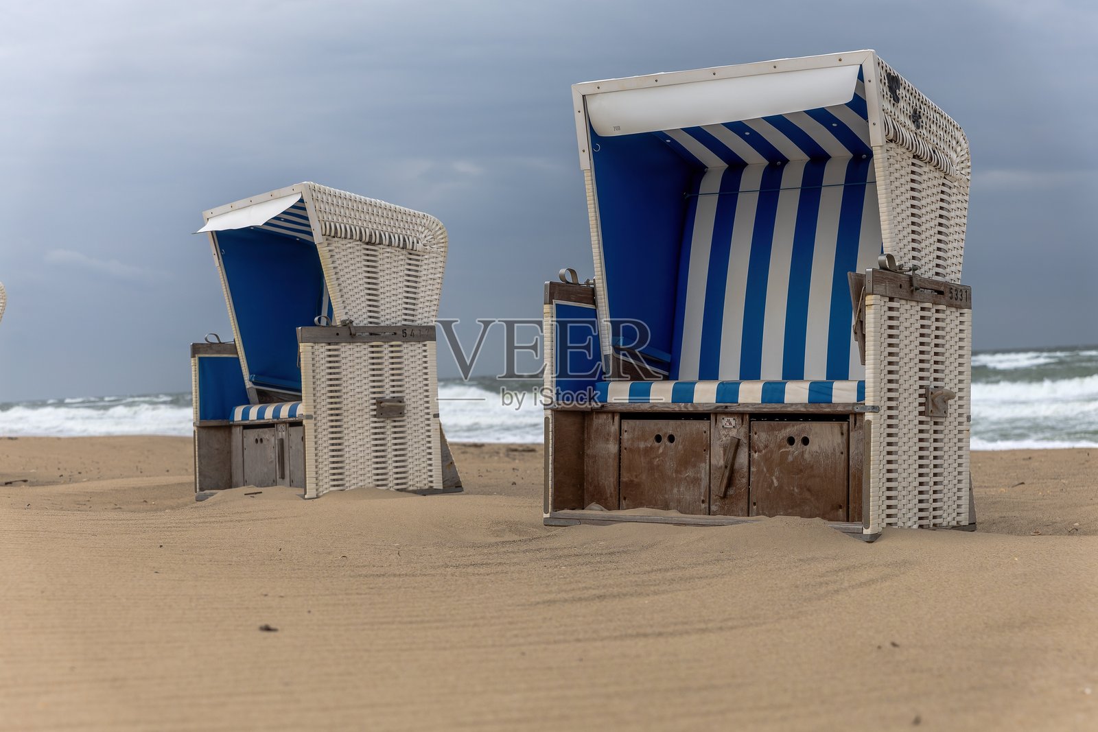 在海边的沙滩椅上享受纯粹的放松和娱乐照片摄影图片