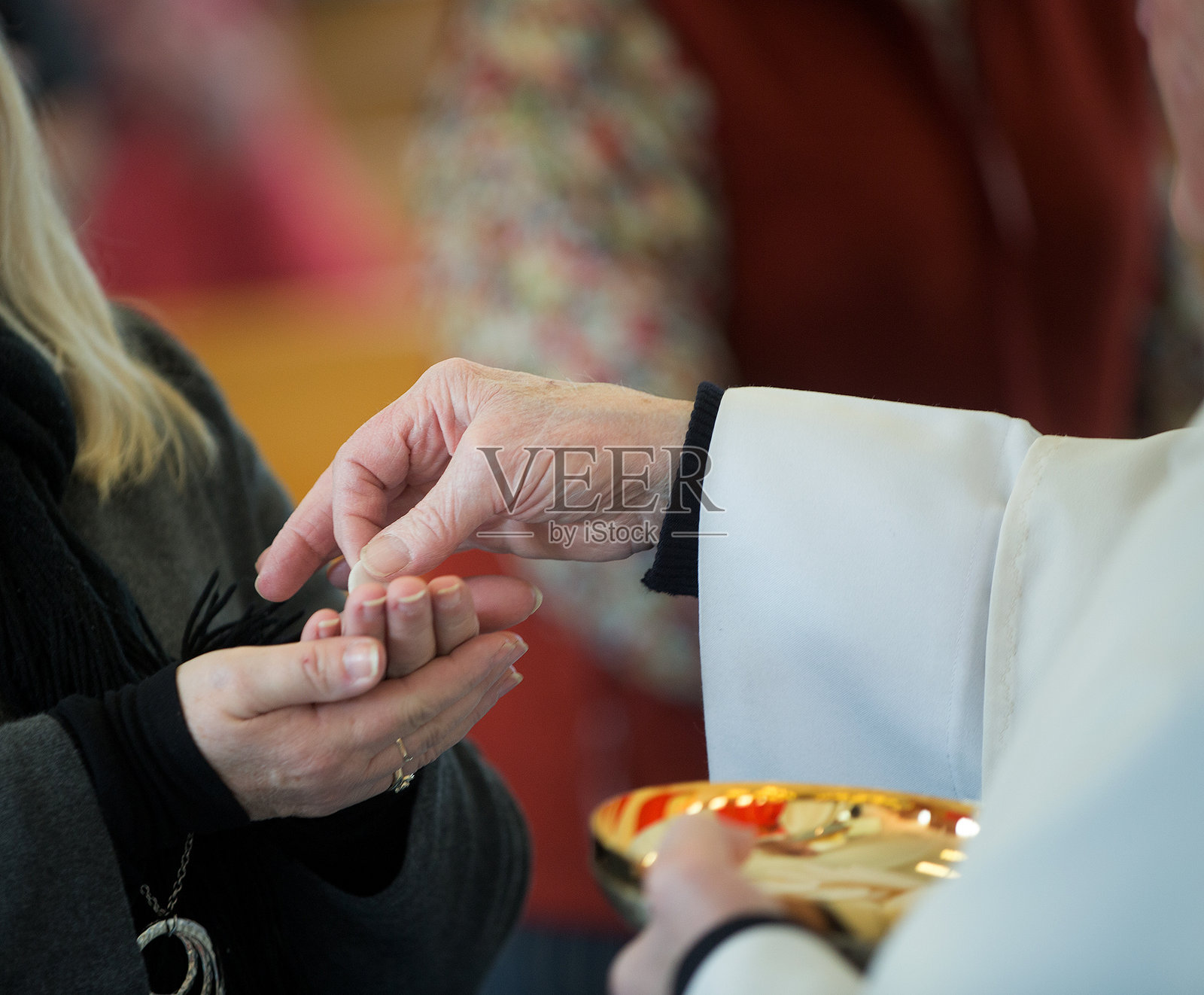 主持圣餐仪式的天主教神父照片摄影图片