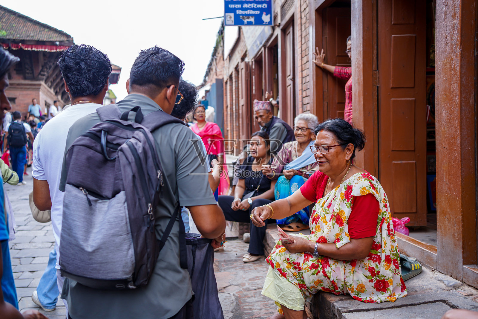 佛教团体在巴克塔普尔分发五种夏季礼物。照片摄影图片