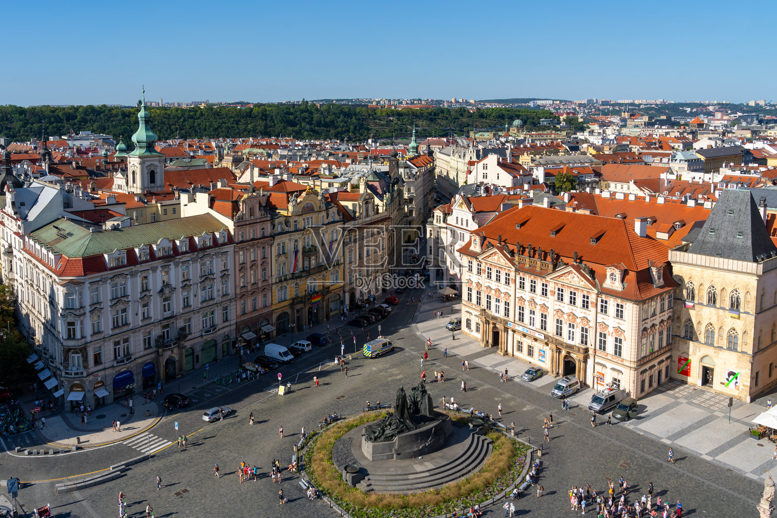 从捷克共和国布拉格的一座建筑物的顶部俯瞰老城广场。照片摄影图片