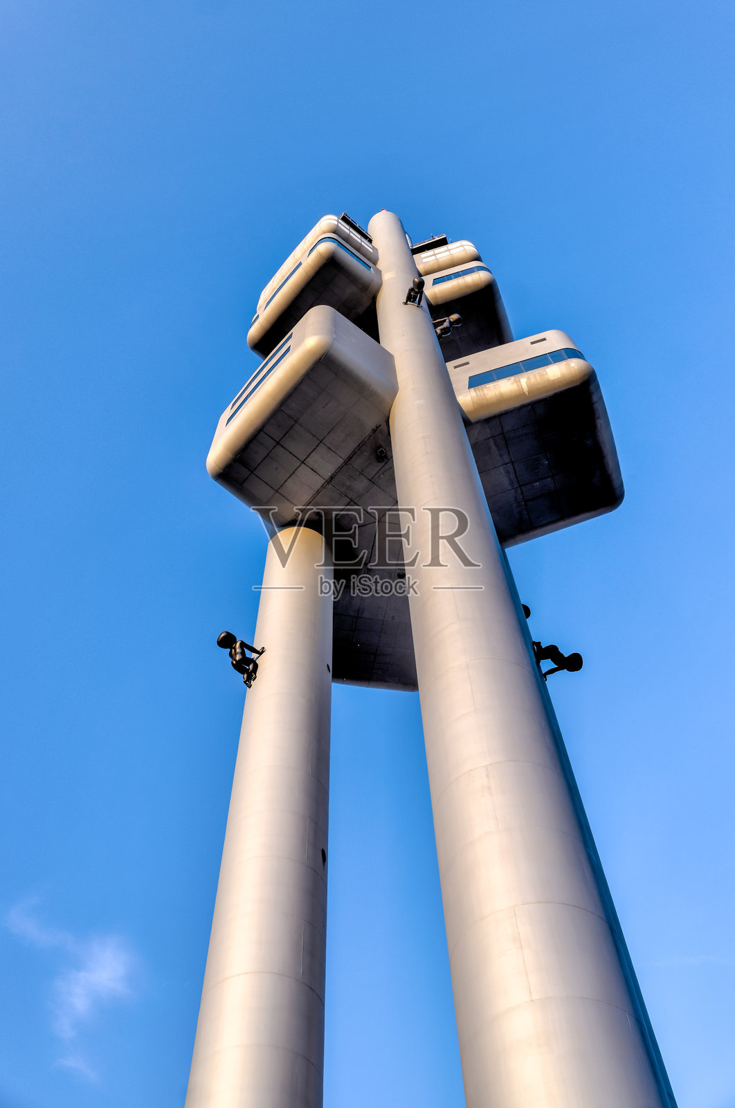 在捷克共和国的布拉格,由Václav Aulický设计的Žižkov电视塔的清晨景色,由David Cerny设计的艺术装置“mininka”照片摄影图片