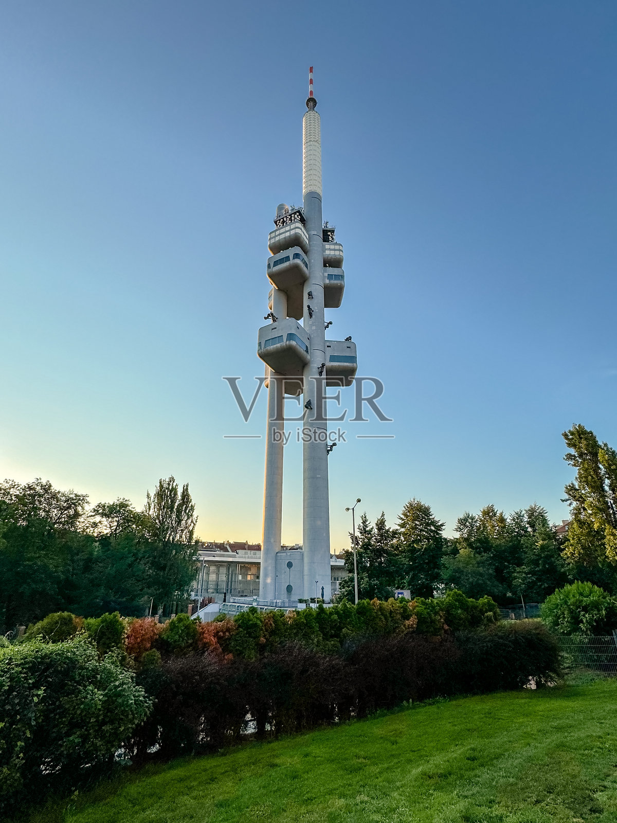 在捷克共和国的布拉格，由Václav Aulický设计的Žižkov电视塔的清晨景色，由David Cerny设计的艺术装置“mininka”照片摄影图片