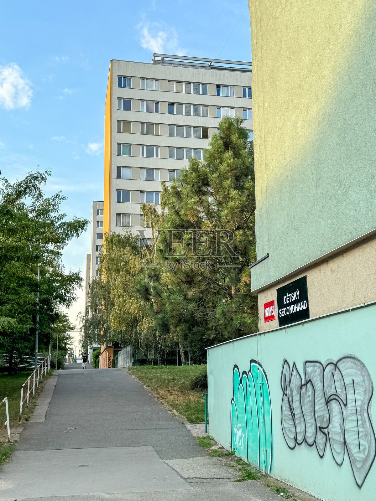 捷克共和国布拉格郊区的现代办公大楼和住宅楼的清晨景色照片摄影图片