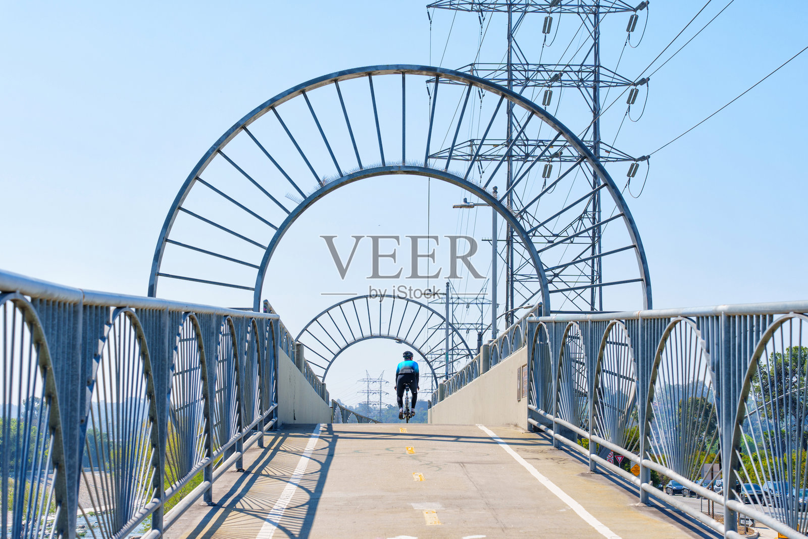 洛杉矶河大桥上的骑车人照片摄影图片