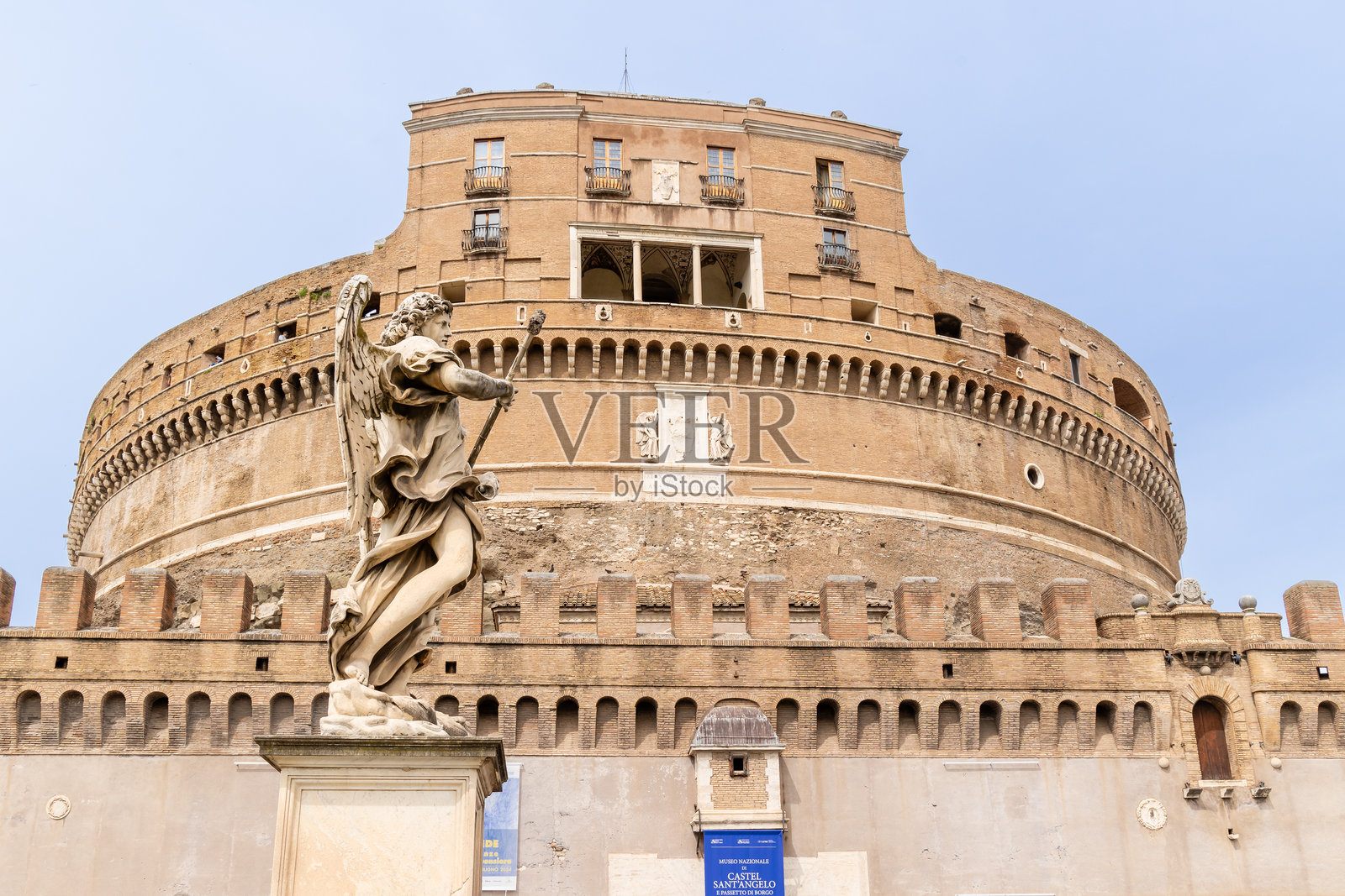 意大利罗马的圣安杰洛城堡周围挤满了游客照片摄影图片