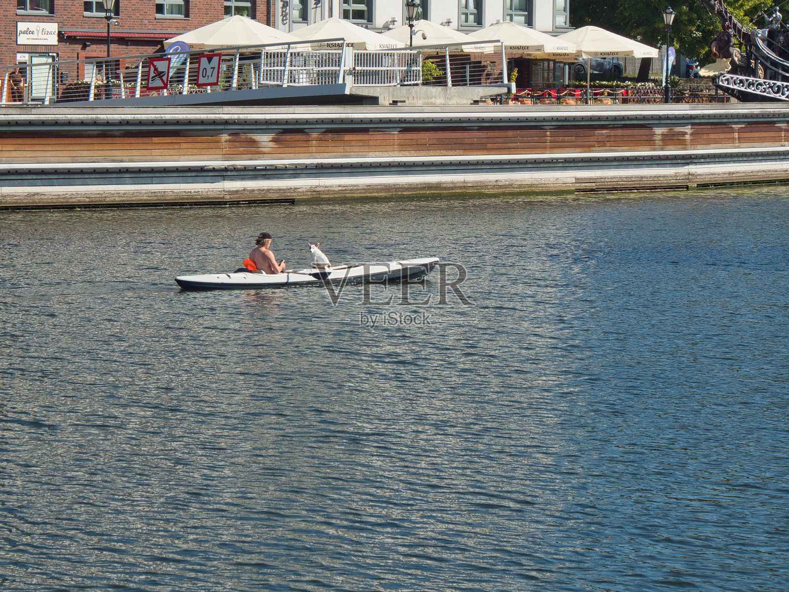 在皮艇上形影不离。照片摄影图片