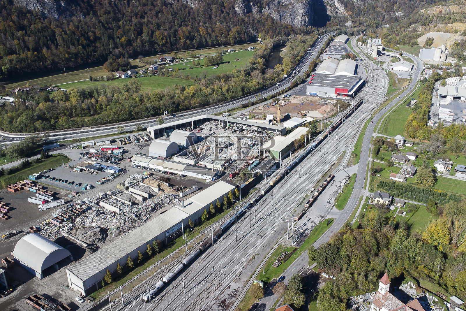 奥地利佩高工业区，有铁路、物流大厅和废料场照片摄影图片