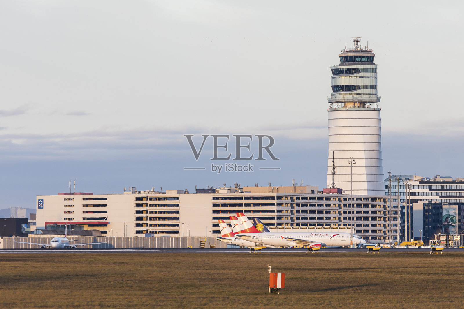 施微信维也纳机场的塔楼和机场建筑照片摄影图片