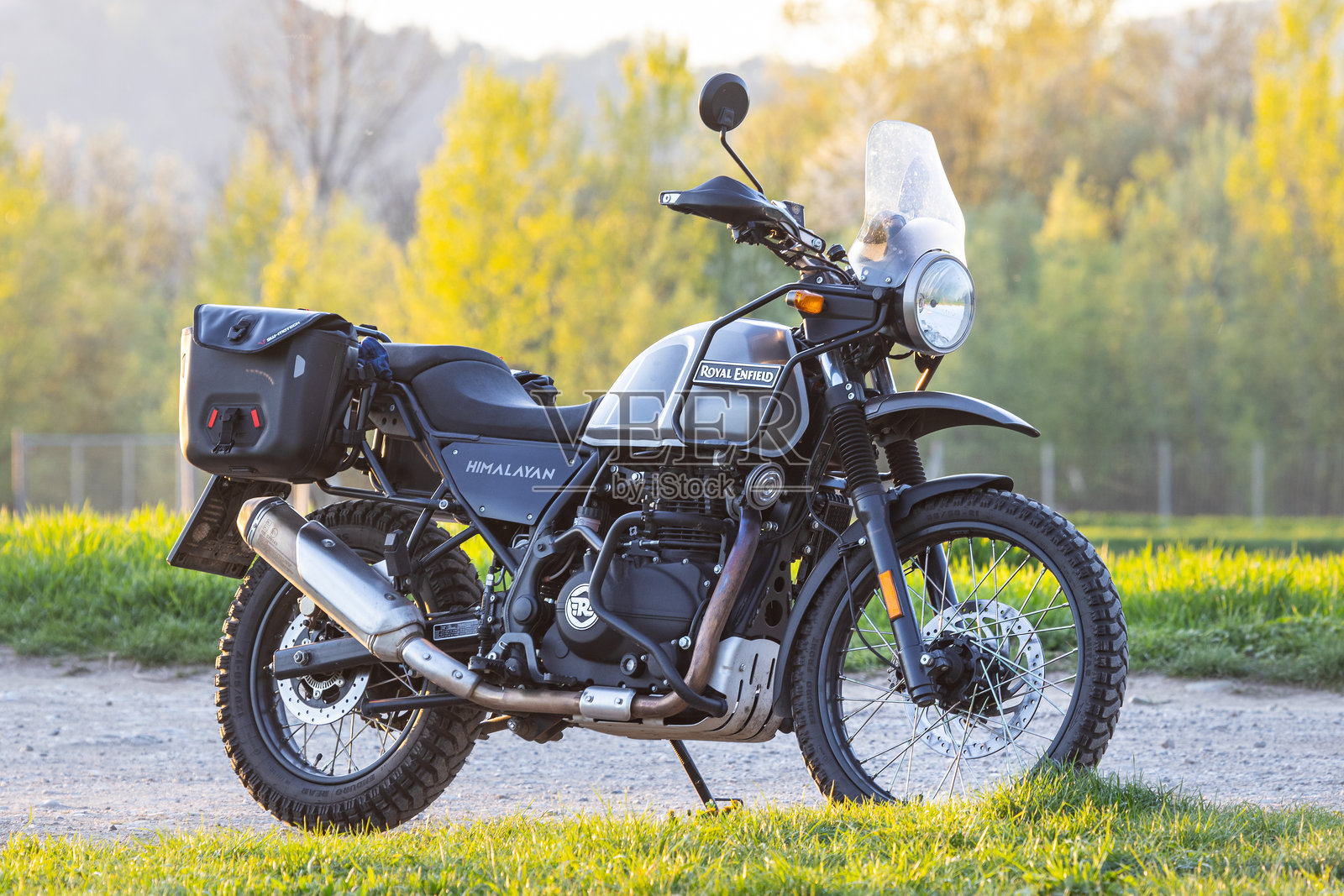 皇家恩菲尔德喜马拉雅冒险摩托车停在美丽的傍晚阳光照片摄影图片