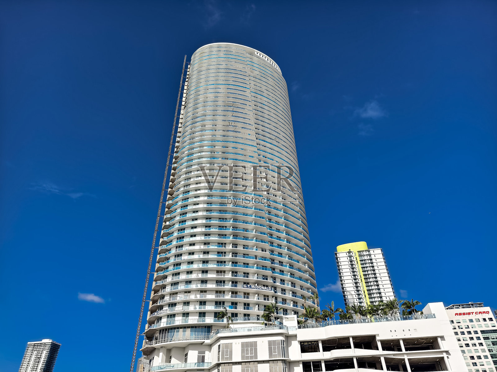 迈阿密，佛罗里达州，美国-一个共管公寓楼的河区发展接近完成。照片摄影图片