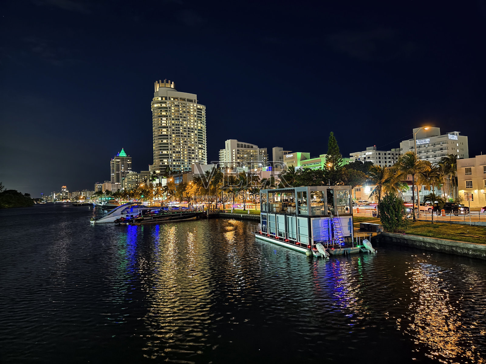 迈阿密海滩，佛罗里达州——从第41街桥上看到的夜晚，海滩中部的天际线和印第安河。照片摄影图片