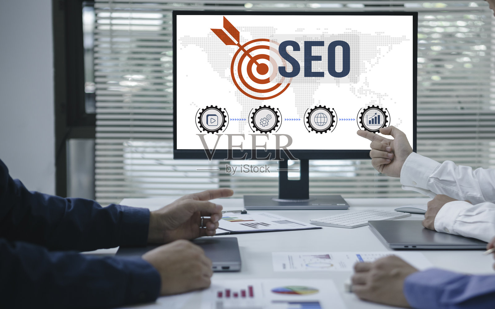 商人用计算机分析SEO，搜索引擎优化，市场营销，流量排名，网站，互联网，商业，技术。照片摄影图片