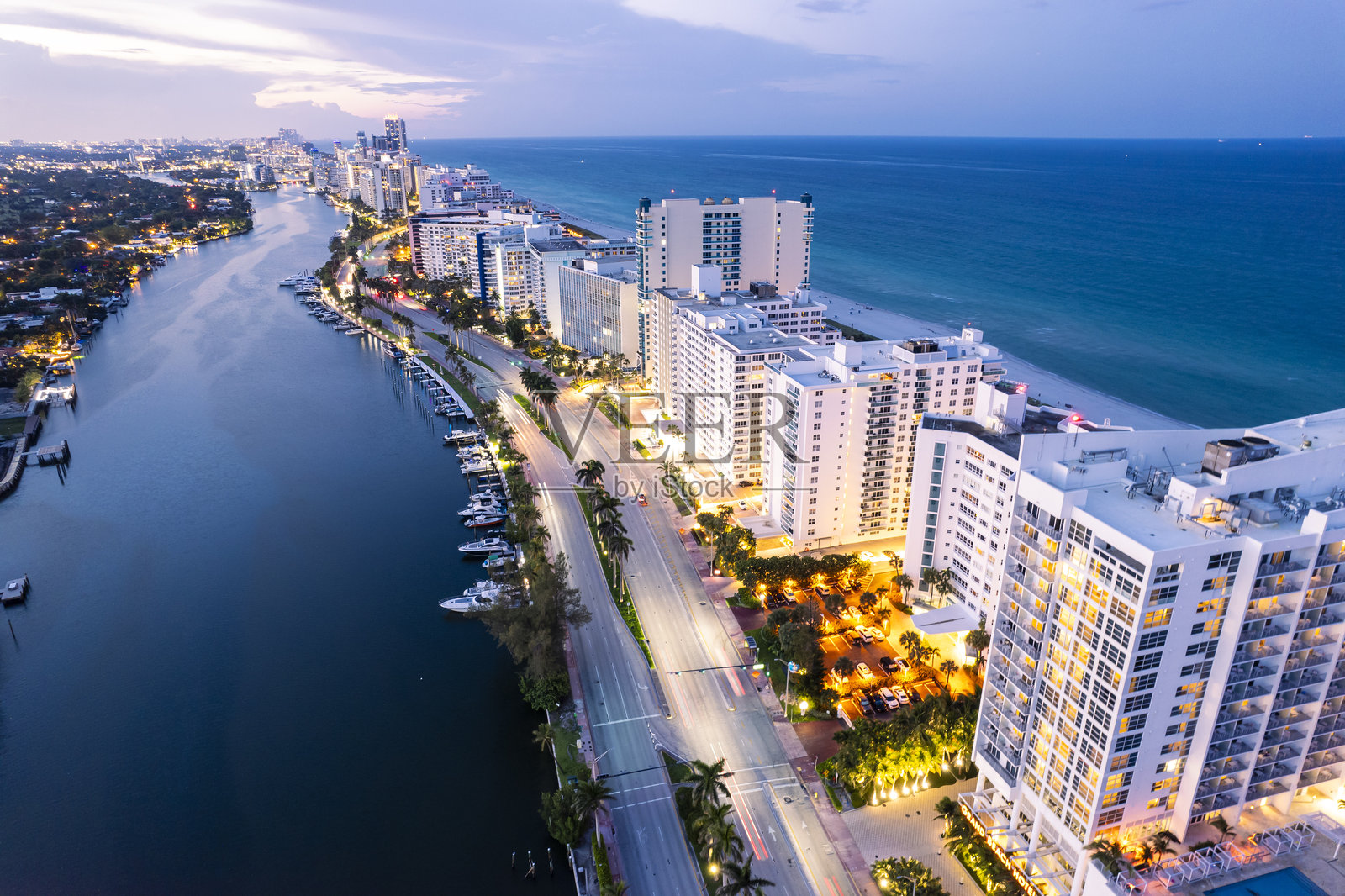 迈阿密海滩，佛罗里达州——从中海滩到北海滩，沿着印第安溪大道一排排豪华酒店。照片摄影图片