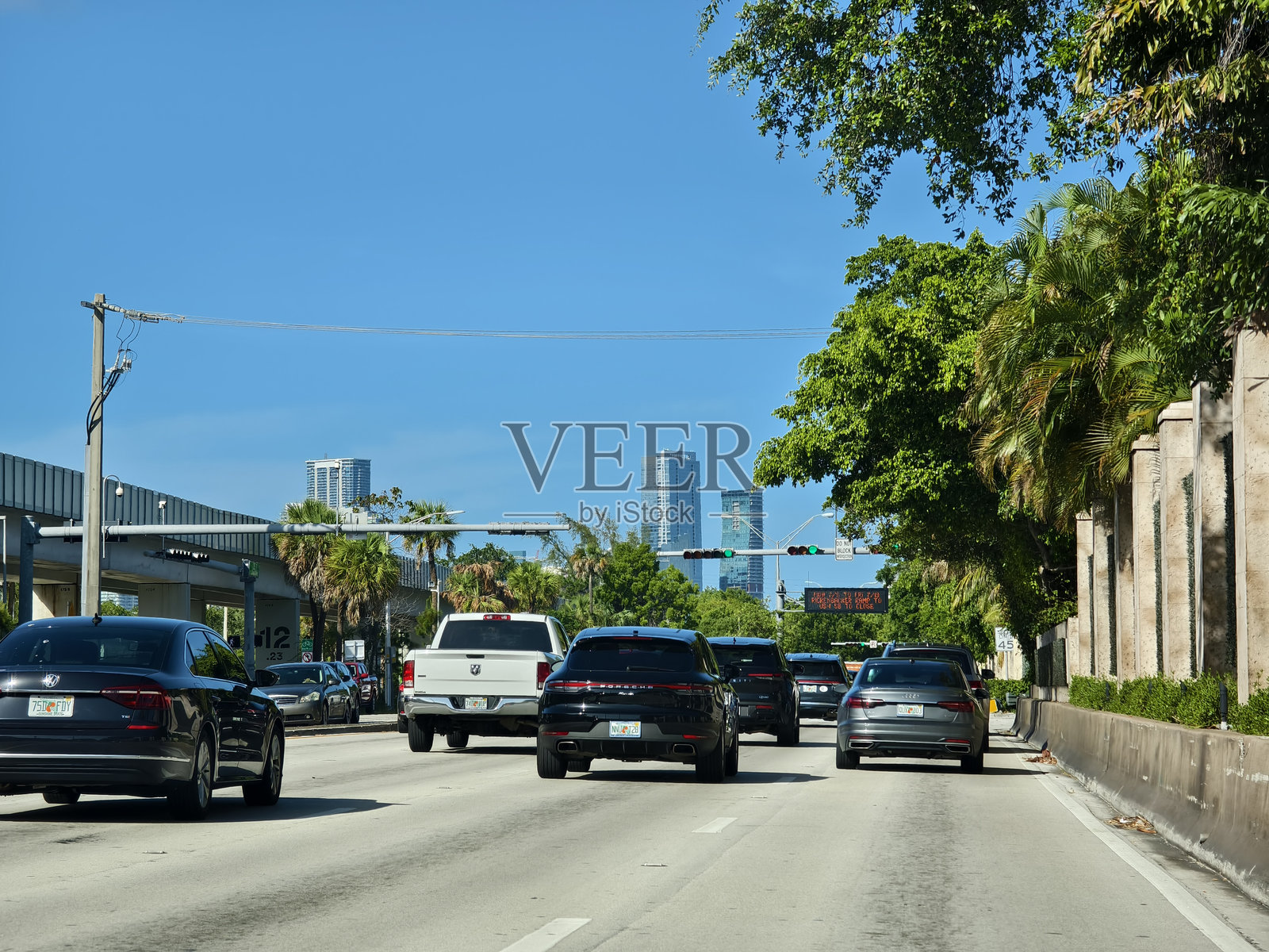 迈阿密海滩,佛罗里达州,美国——从南迪克西高速公路上看到的布里克尔天际线。照片摄影图片