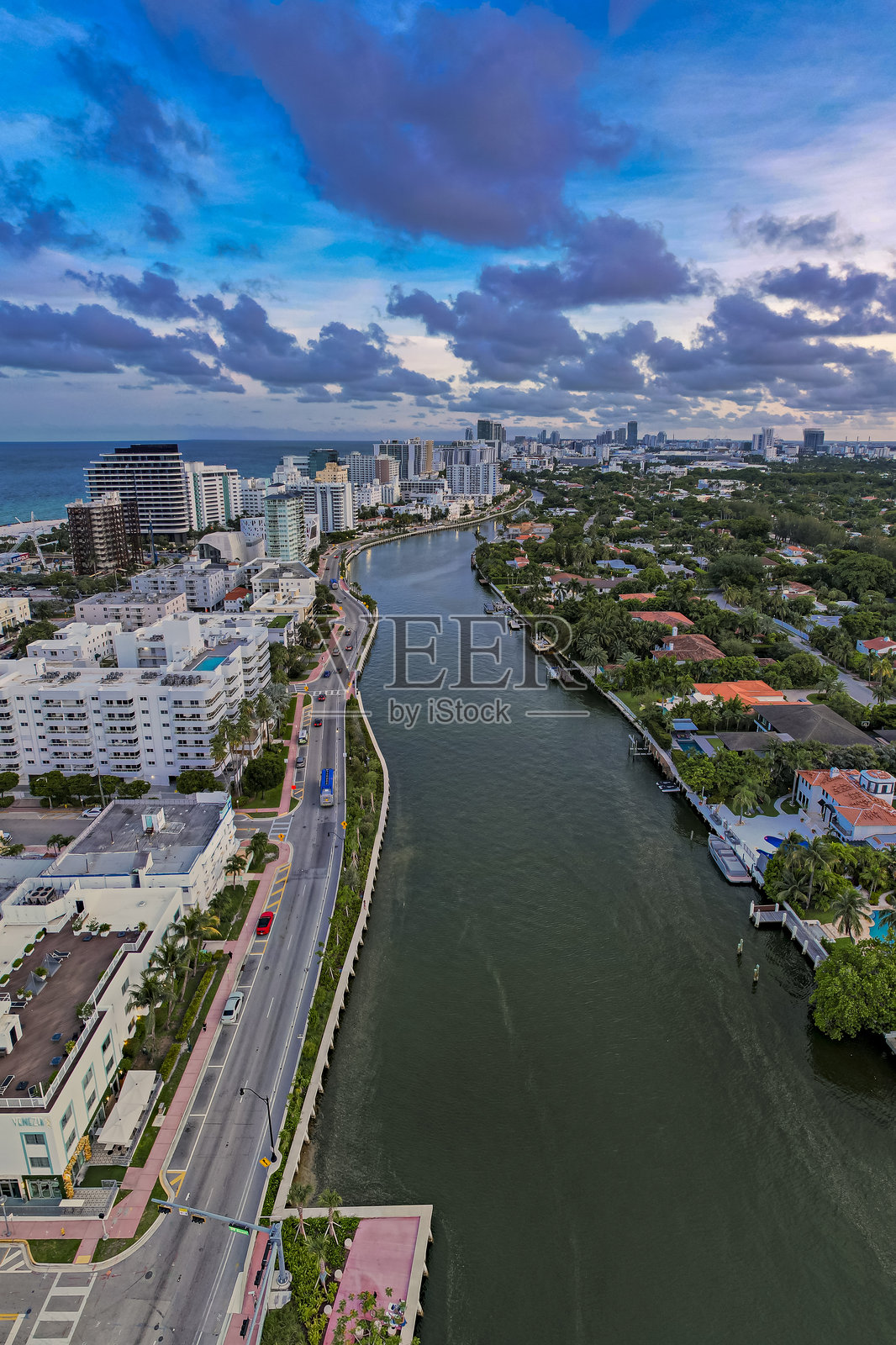 迈阿密海滩，佛罗里达州-迈阿密海滩，印第安河和海湾地区的航拍。照片摄影图片