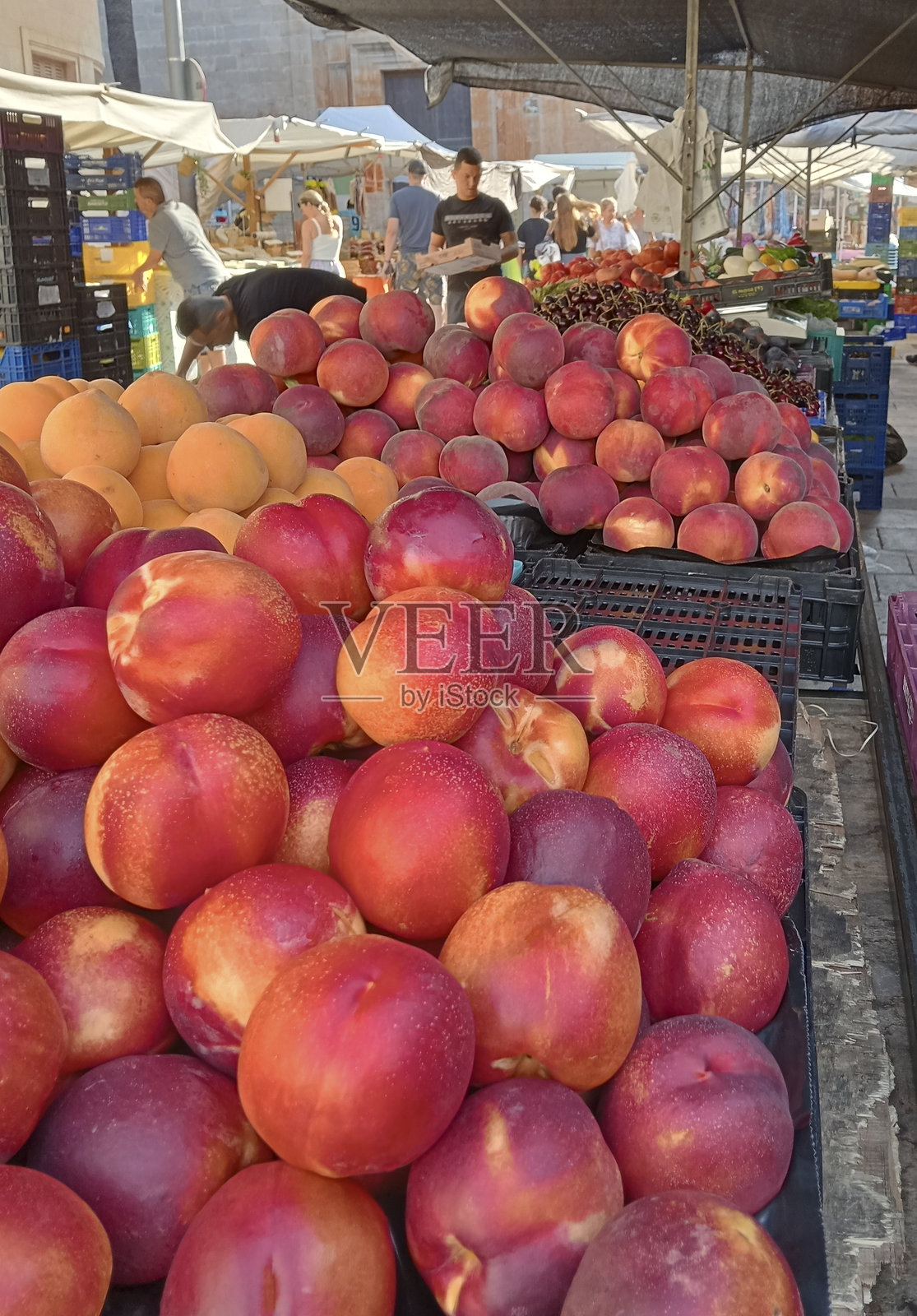 夏天,马略卡岛小镇桑塔伊的游客们每周的街头集市照片摄影图片