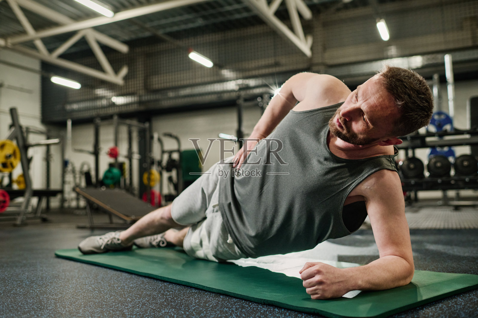 职业运动员在健身房锻炼照片摄影图片