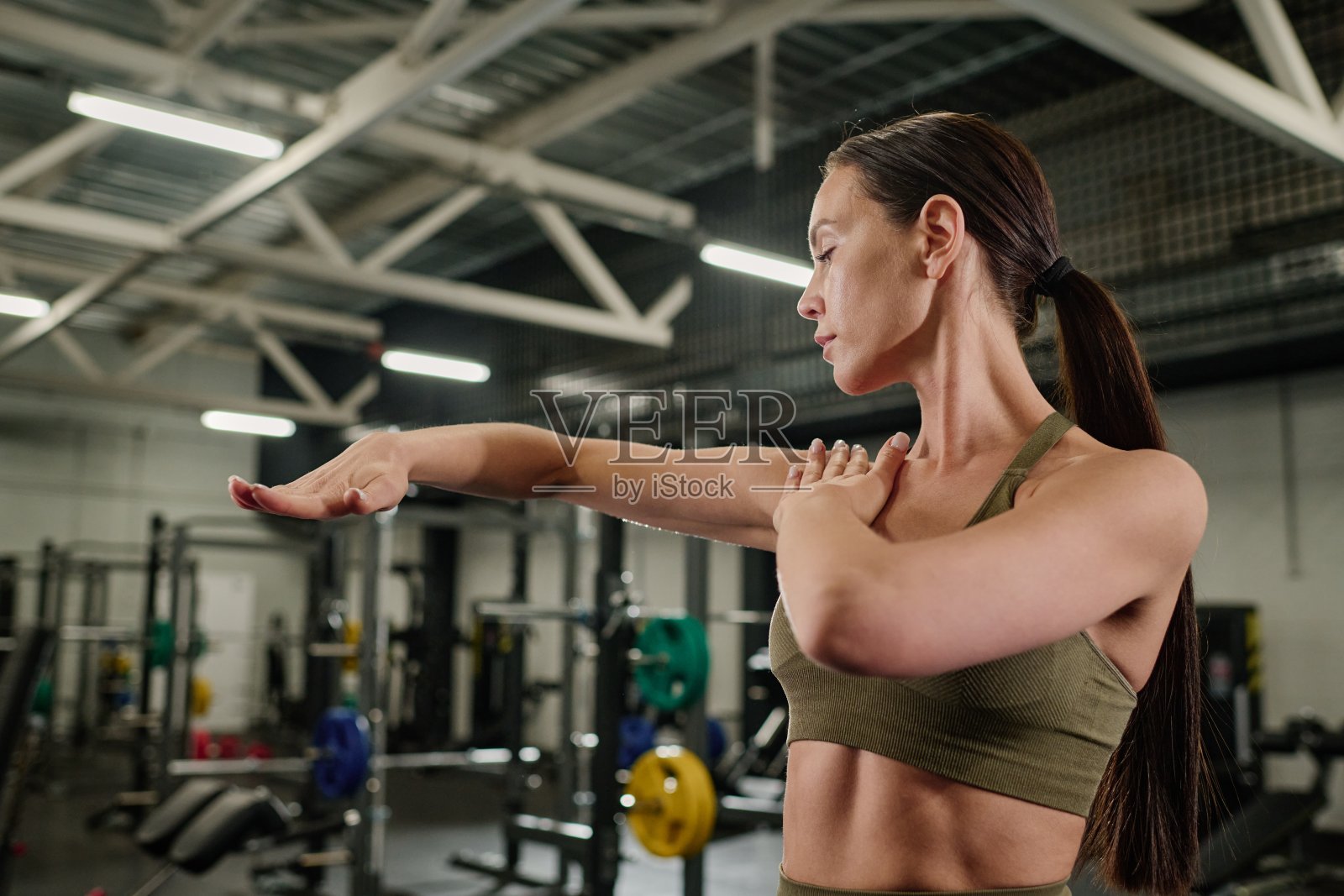 健身房居民肩部按摩照片摄影图片
