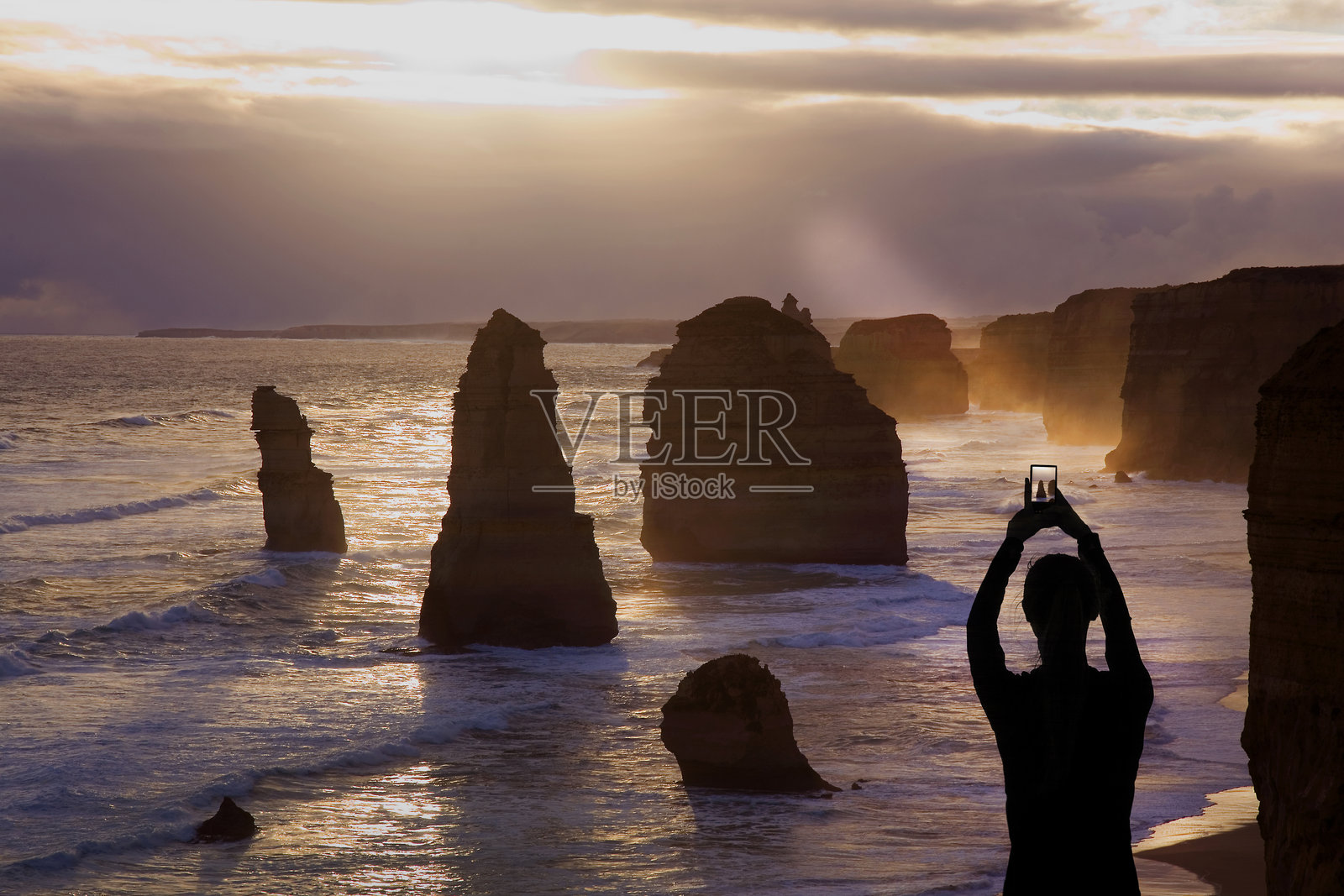 日落时崎岖的海岸线和尖峰的高架景观照片摄影图片