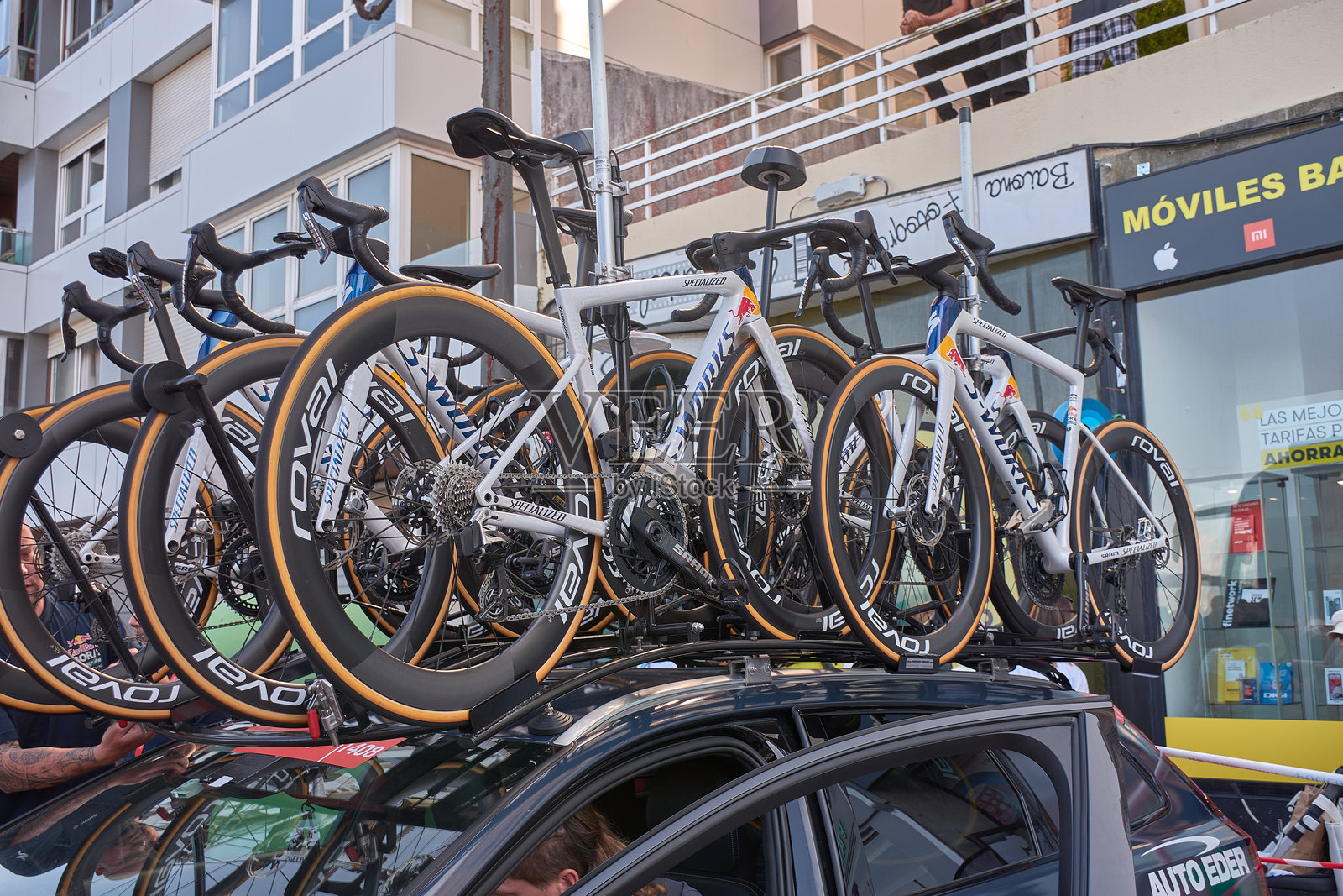 赛车安全地安装在汽车车顶行李架上照片摄影图片