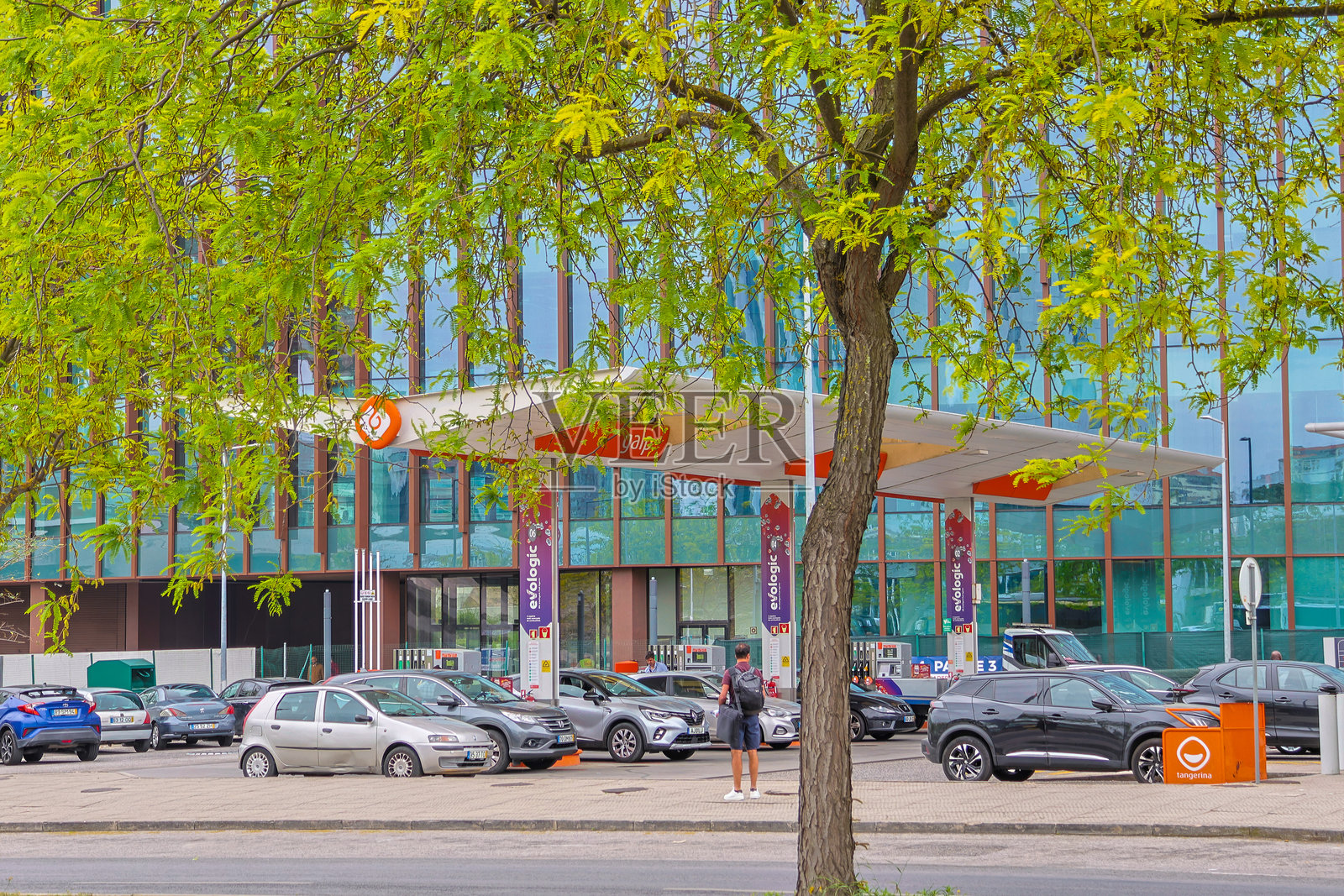 城市里的现代化加油站照片摄影图片