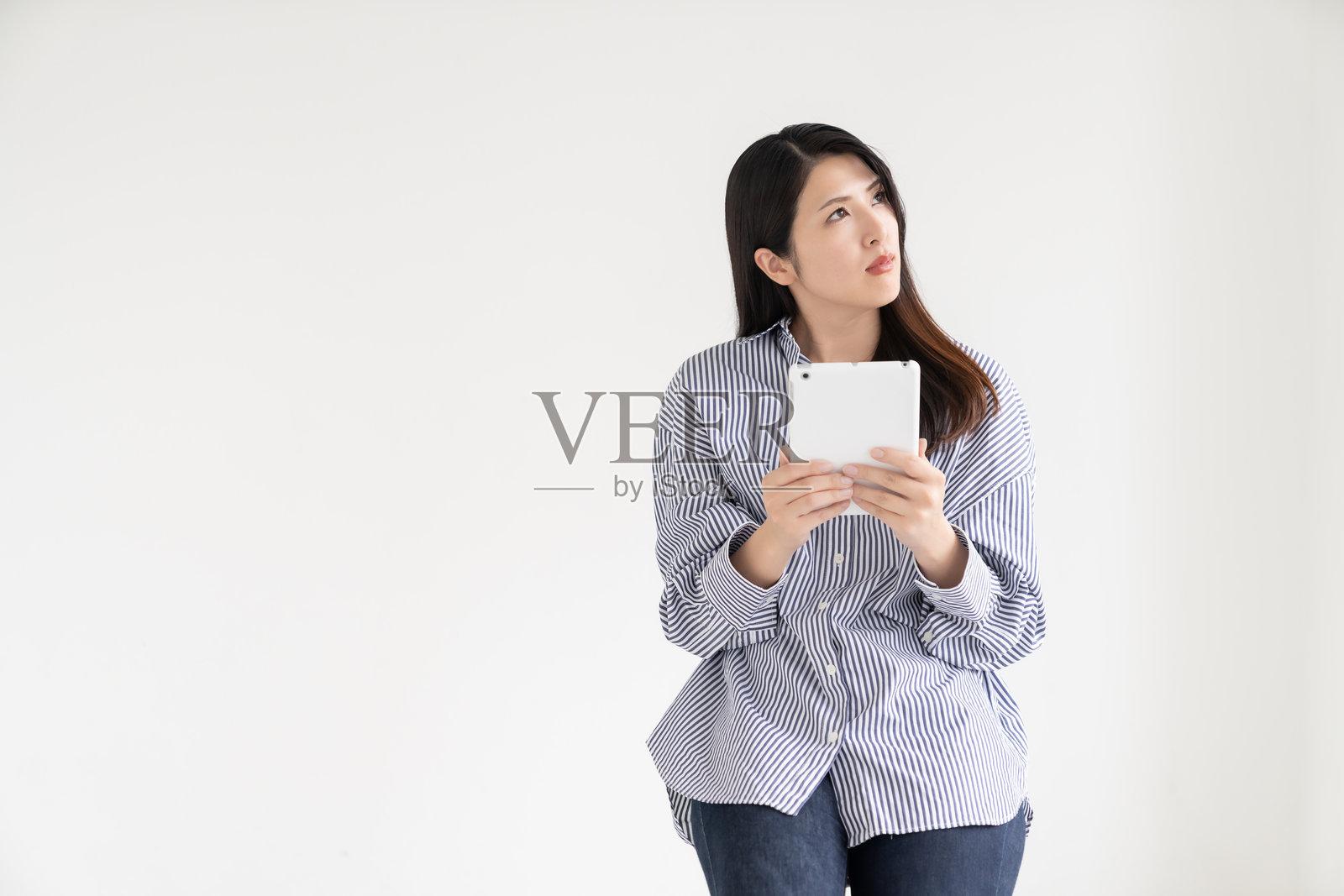 漂亮的亚洲女人用平板电脑，麻烦照片摄影图片