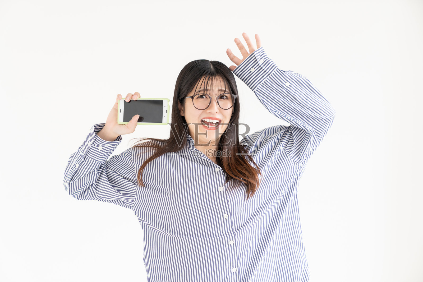 漂亮的亚洲女人用智能手机，麻烦照片摄影图片